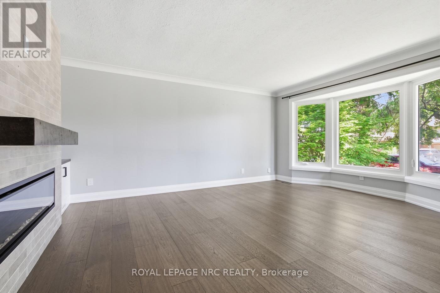 












94 DORCHESTER DRIVE

,
Grimsby,




Ontario
L3M1A8

