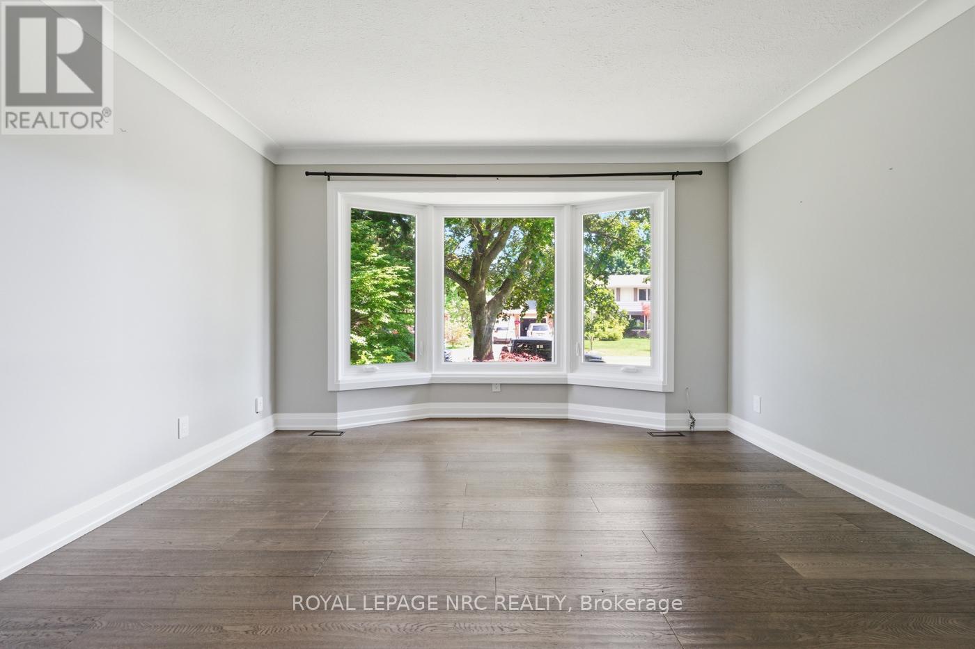 












94 DORCHESTER DRIVE

,
Grimsby,




Ontario
L3M1A8

