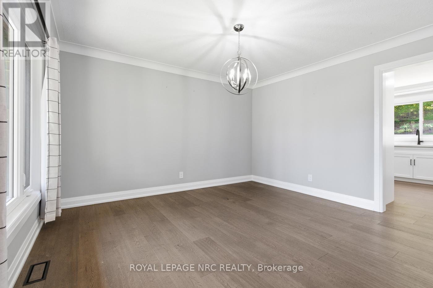 












94 DORCHESTER DRIVE

,
Grimsby,




Ontario
L3M1A8

