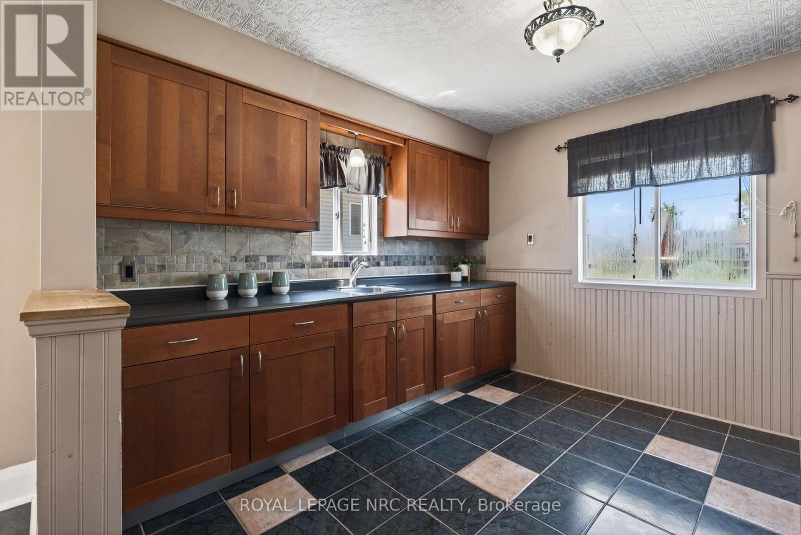 












71 SCHOLFIELD AVENUE S

,
Welland,




Ontario
L3B1N4


