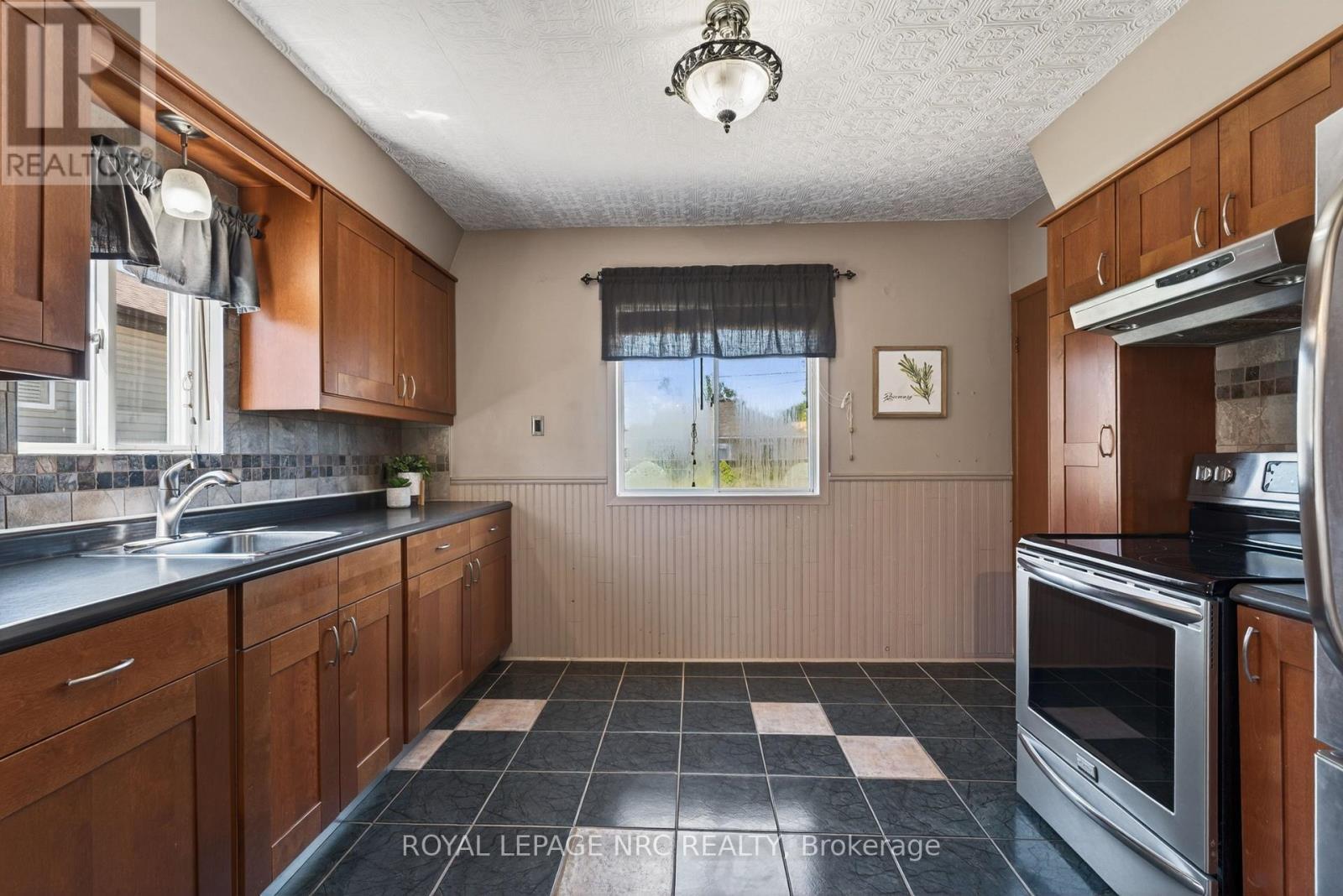 












71 SCHOLFIELD AVENUE S

,
Welland,




Ontario
L3B1N4

