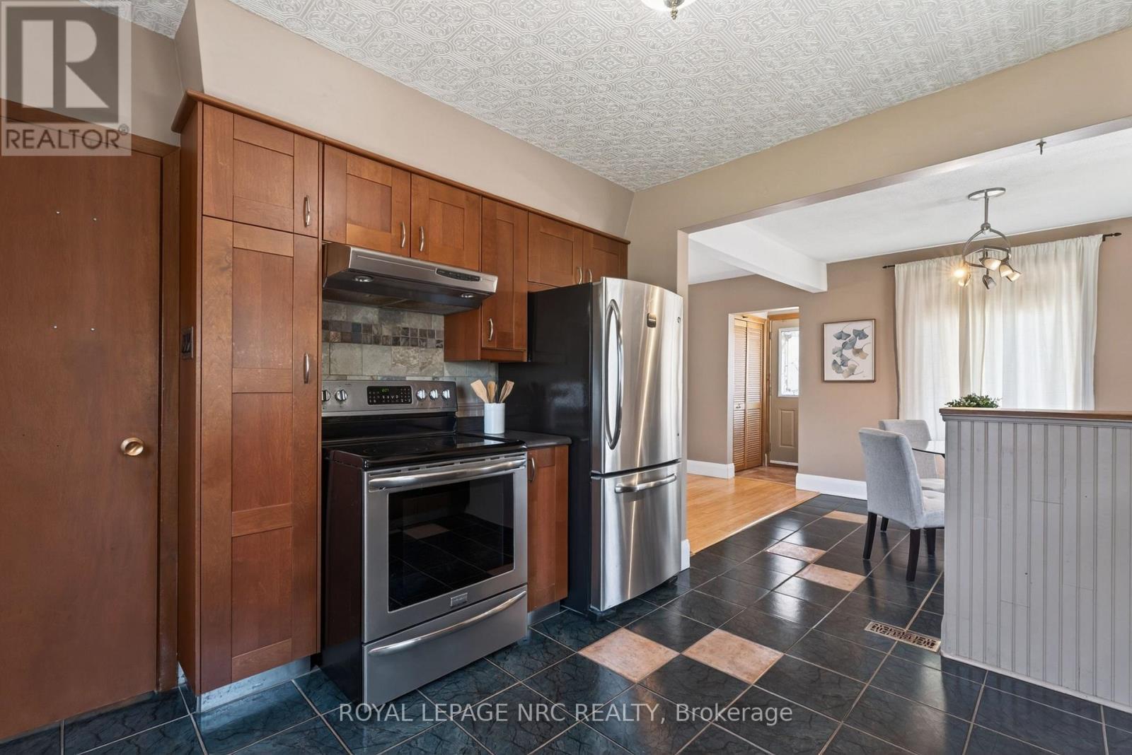 












71 SCHOLFIELD AVENUE S

,
Welland,




Ontario
L3B1N4

