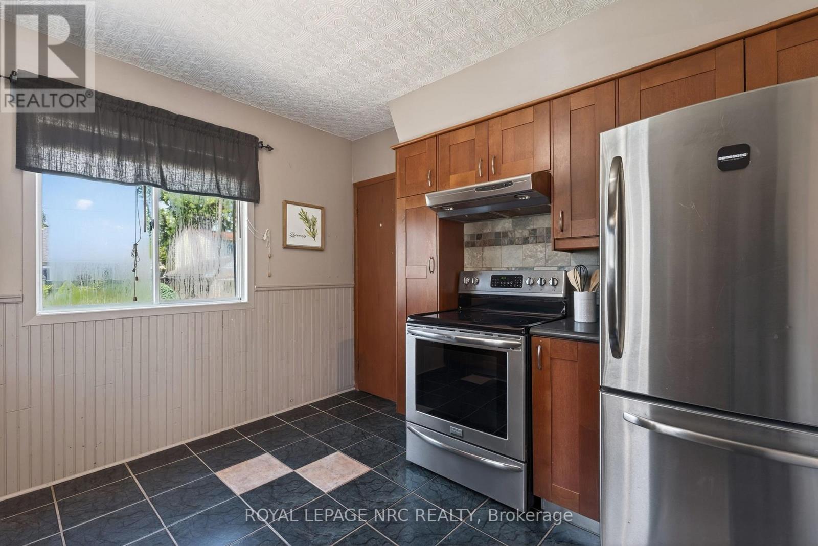 












71 SCHOLFIELD AVENUE S

,
Welland,




Ontario
L3B1N4

