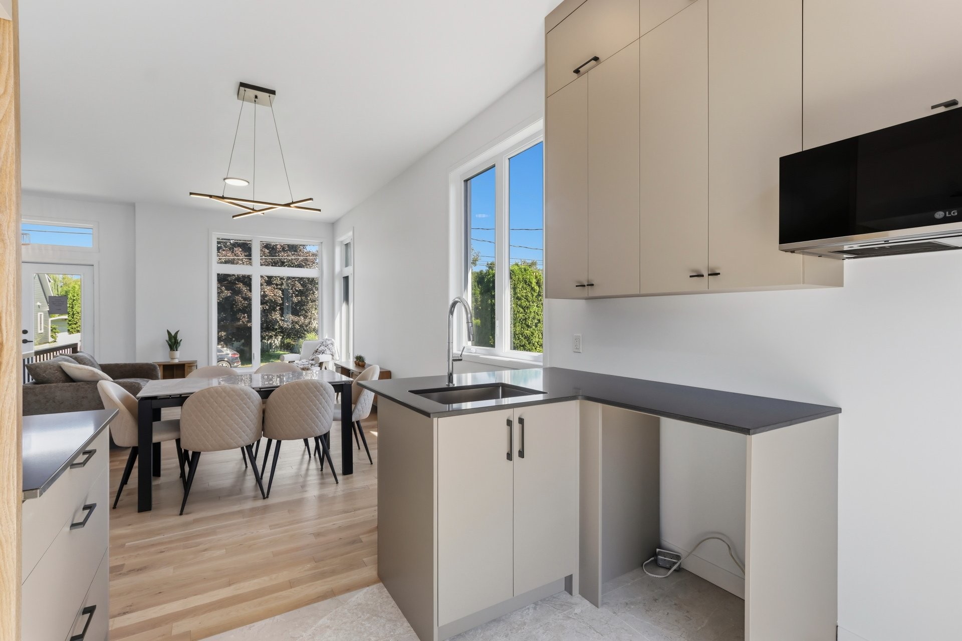 









8


Rue Tougas

,
Châteauguay,




QC
J6J2Z4

