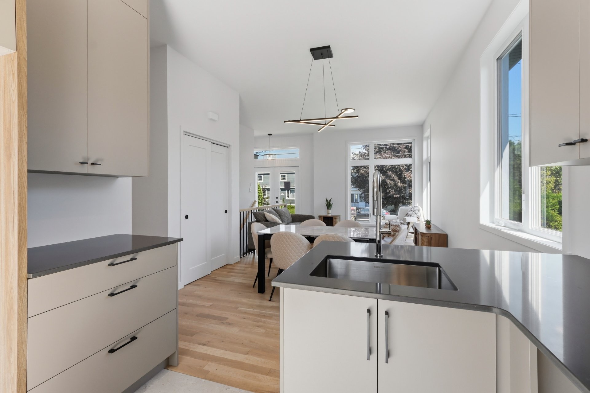 









8


Rue Tougas

,
Châteauguay,




QC
J6J2Z4

