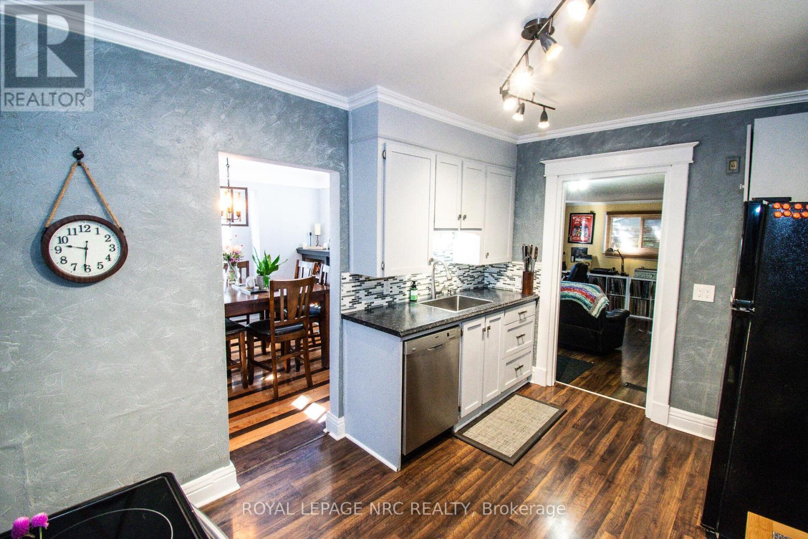 












116 LOWELL AVENUE

,
St. Catharines (Downtown),




Ontario
L2R2E2


