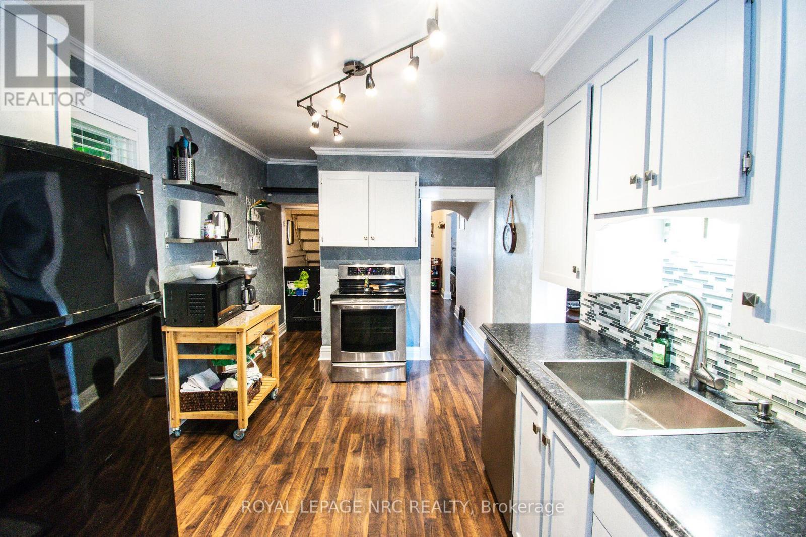 












116 LOWELL AVENUE

,
St. Catharines (Downtown),




Ontario
L2R2E2

