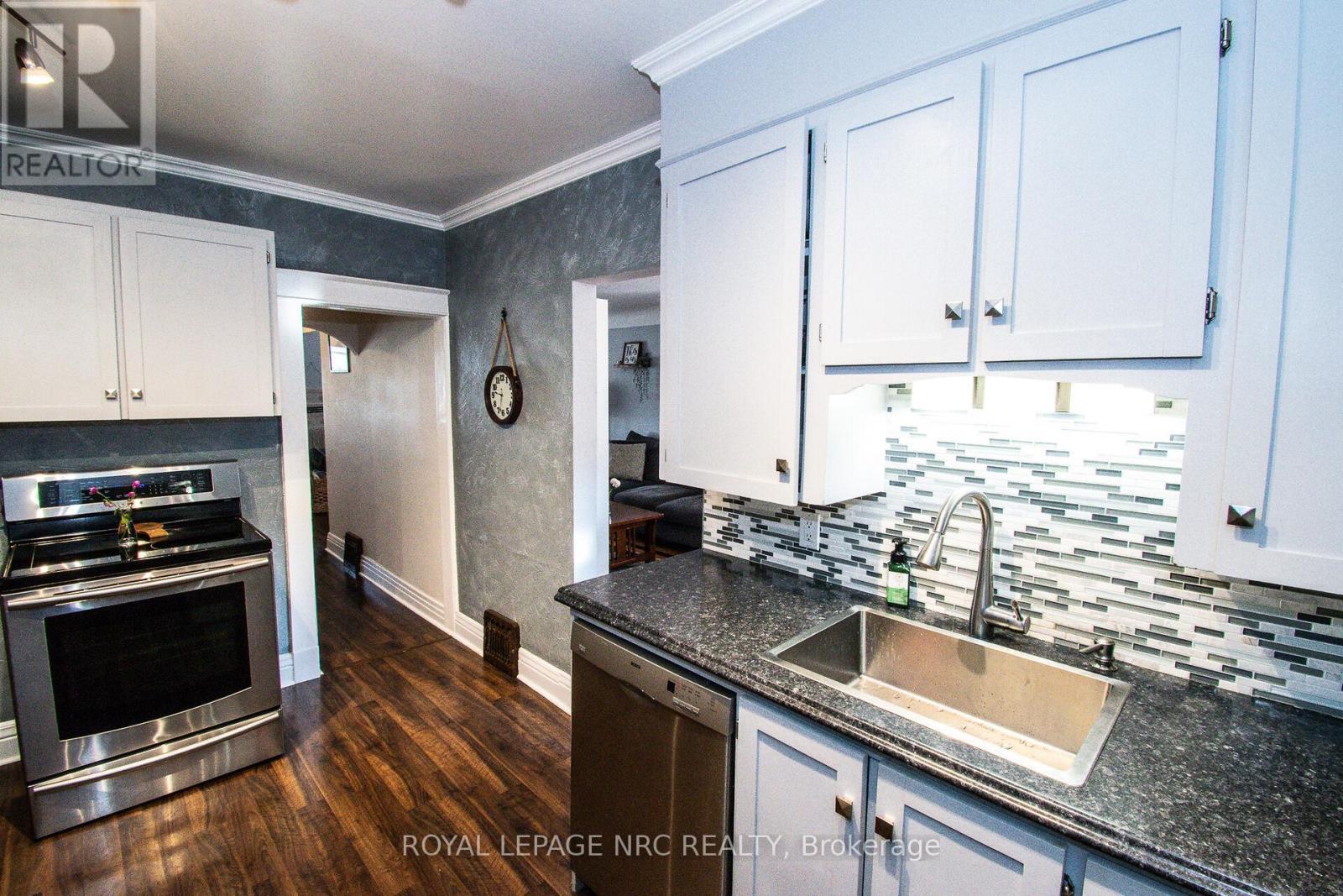 












116 LOWELL AVENUE

,
St. Catharines (Downtown),




Ontario
L2R2E2

