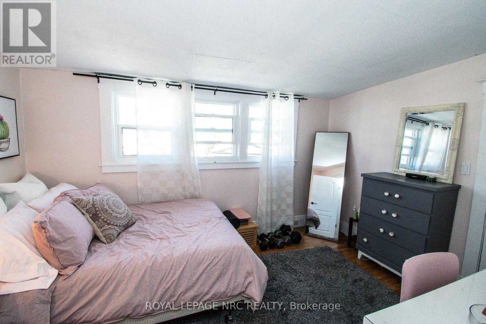 












116 LOWELL AVENUE

,
St. Catharines (Downtown),




Ontario
L2R2E2

