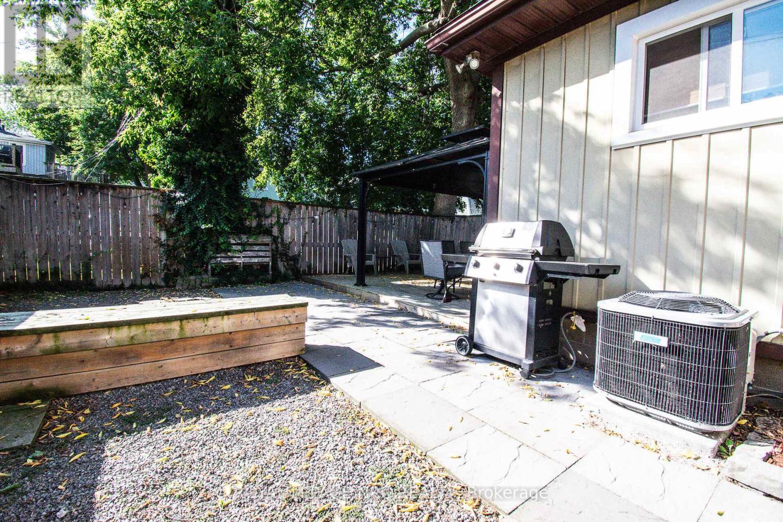 












116 LOWELL AVENUE

,
St. Catharines (Downtown),




Ontario
L2R2E2

