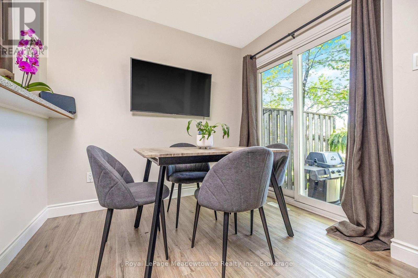












40 - 2960 HEADON FOREST DRIVE

,
Burlington (Headon),




Ontario
L7M4G5

