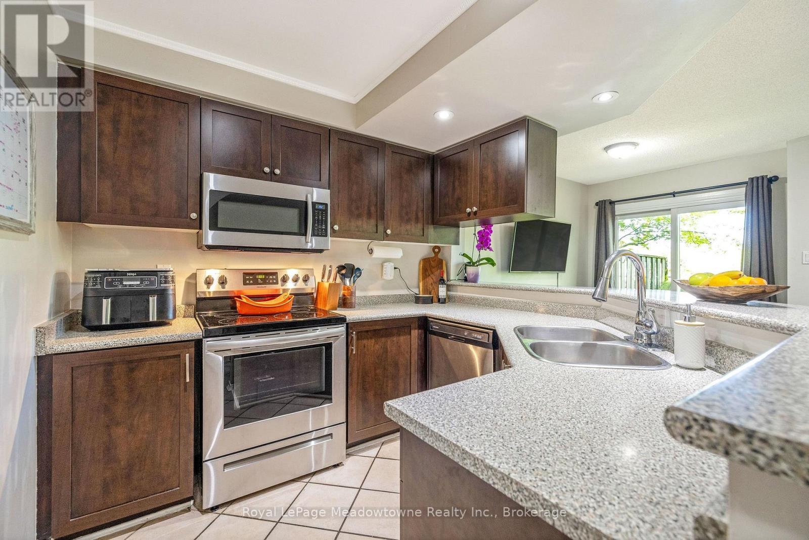 












40 - 2960 HEADON FOREST DRIVE

,
Burlington (Headon),




Ontario
L7M4G5

