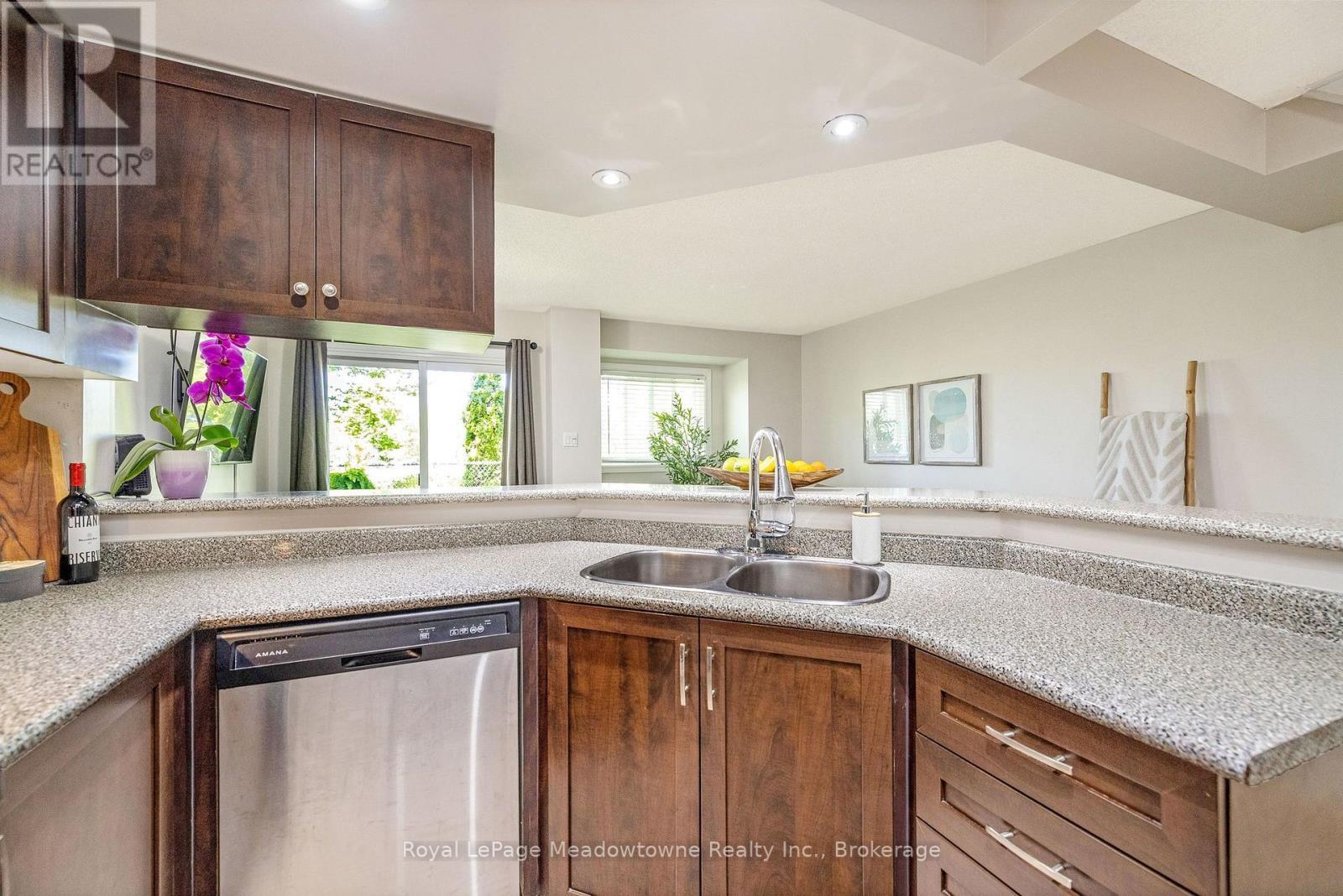 












40 - 2960 HEADON FOREST DRIVE

,
Burlington (Headon),




Ontario
L7M4G5

