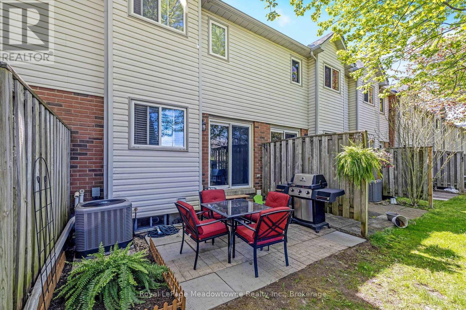 












40 - 2960 HEADON FOREST DRIVE

,
Burlington (Headon),




Ontario
L7M4G5

