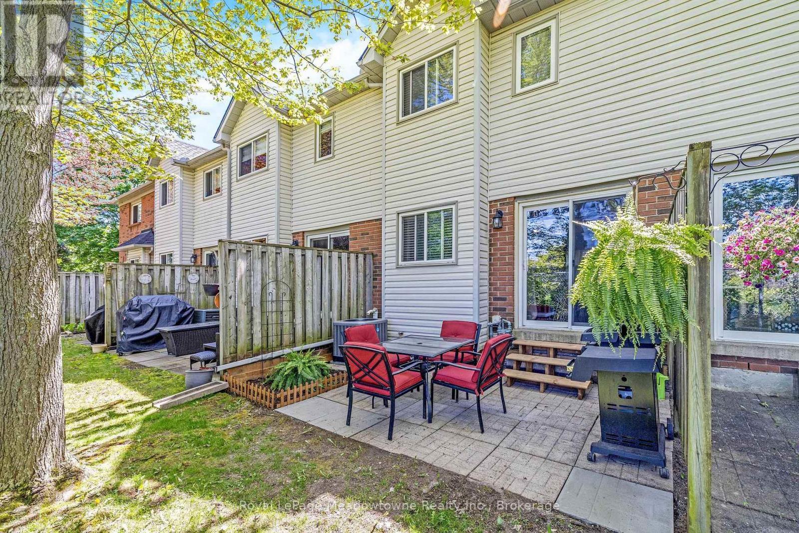 












40 - 2960 HEADON FOREST DRIVE

,
Burlington (Headon),




Ontario
L7M4G5

