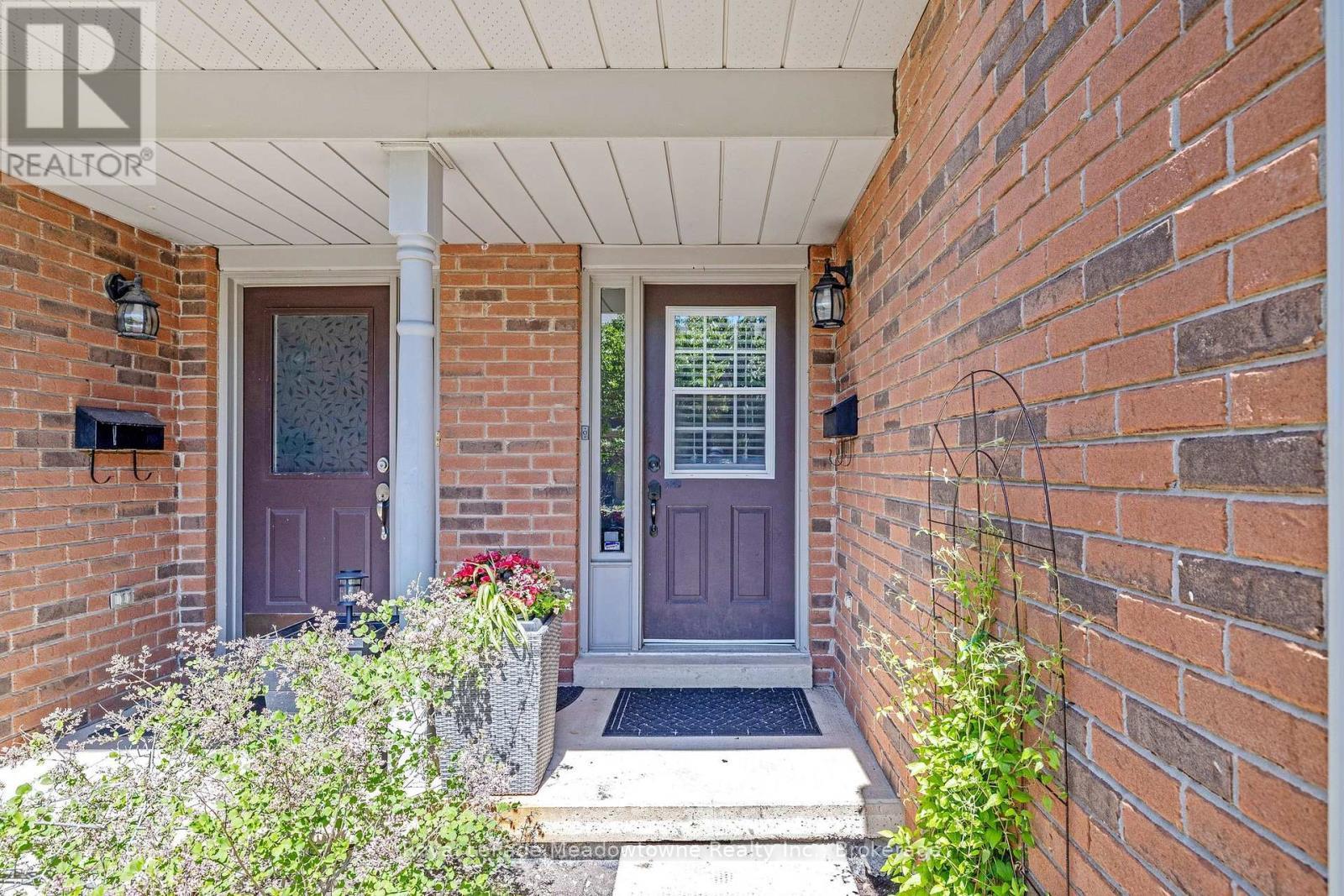 












40 - 2960 HEADON FOREST DRIVE

,
Burlington (Headon),




Ontario
L7M4G5

