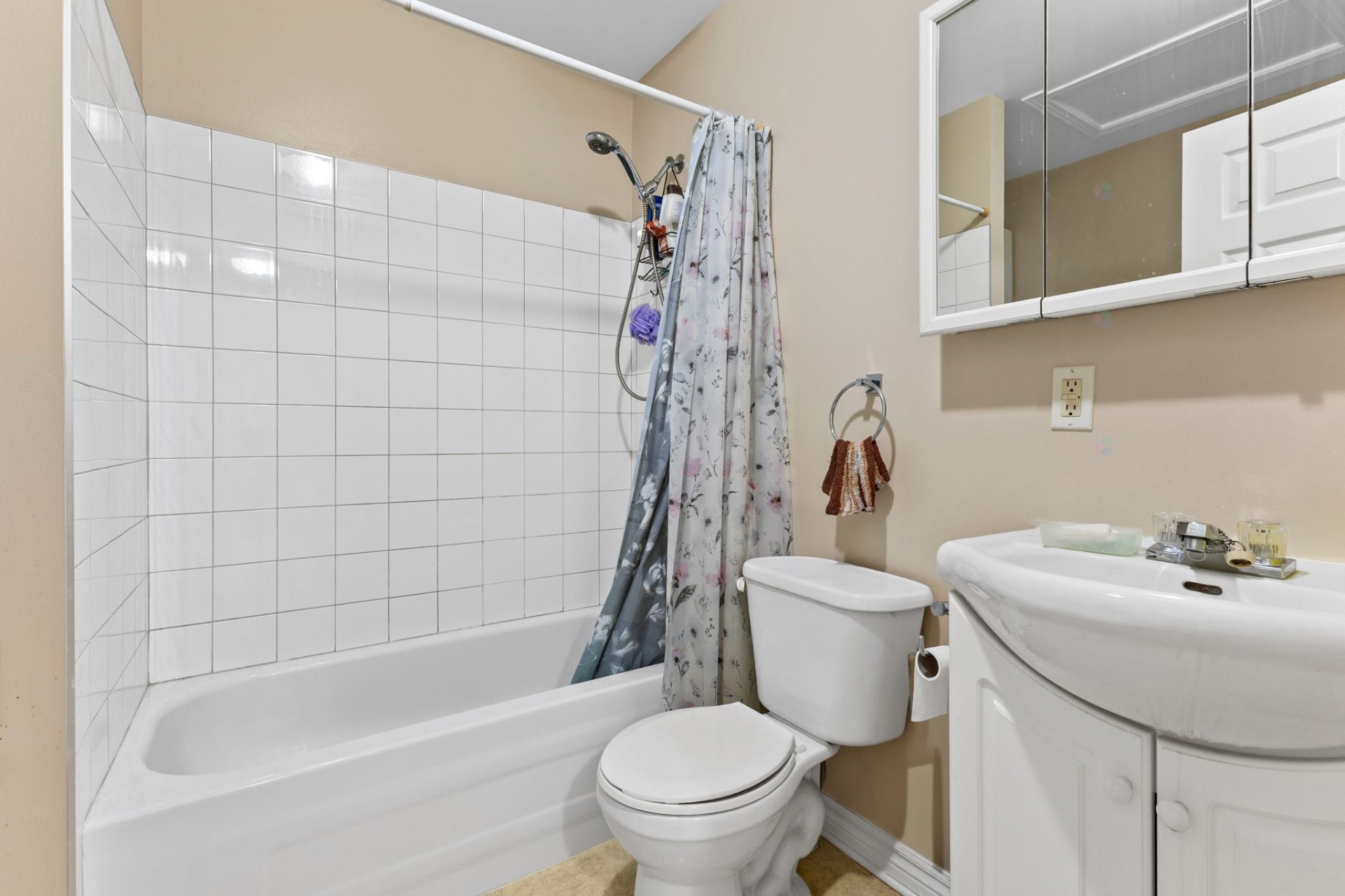 









401

 - 409


Av. de Buckingham

,
Gatineau (Buckingham),




QC
J8L2G8


