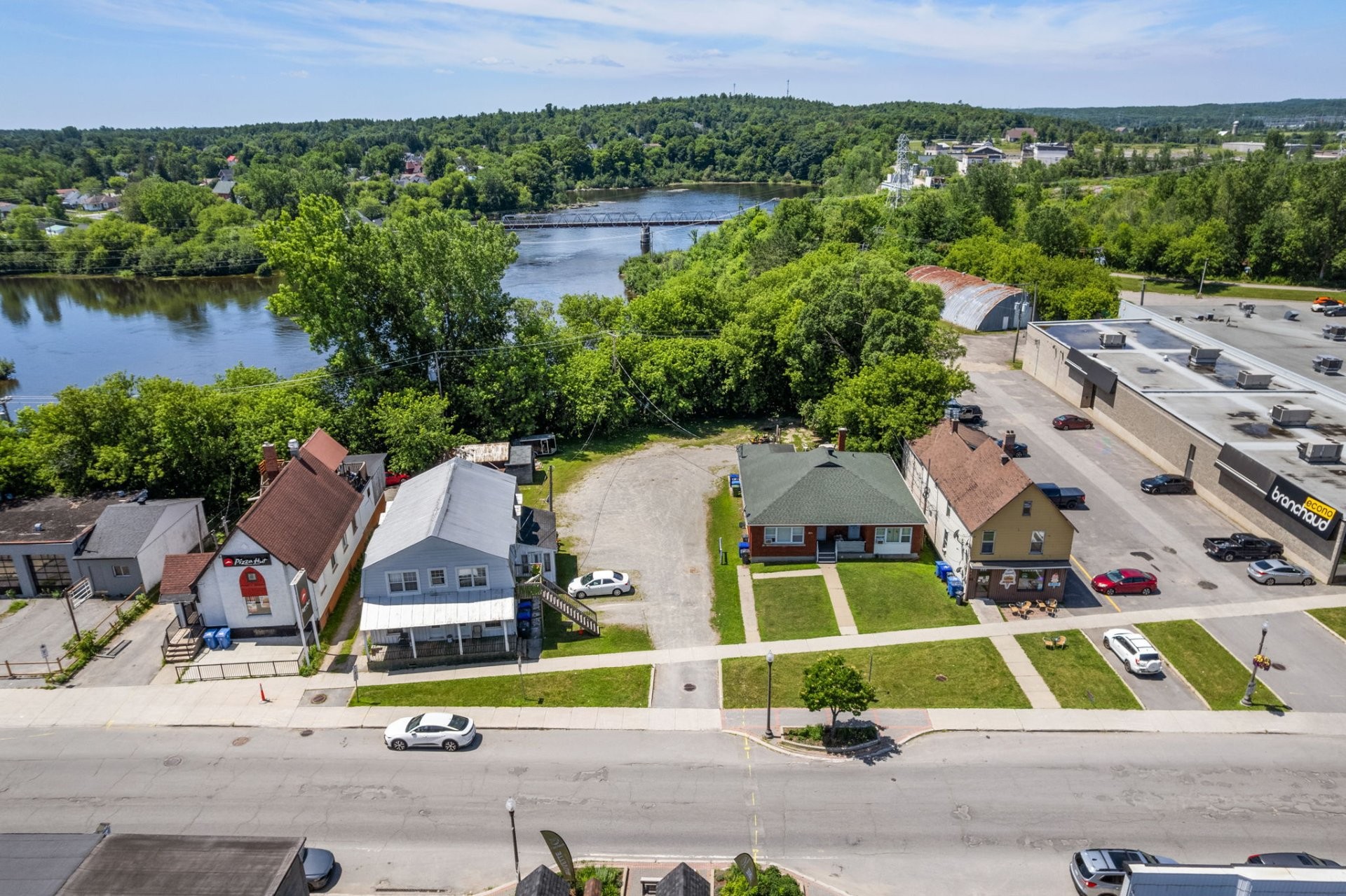 









401

 - 409


Av. de Buckingham

,
Gatineau (Buckingham),




QC
J8L2G8

