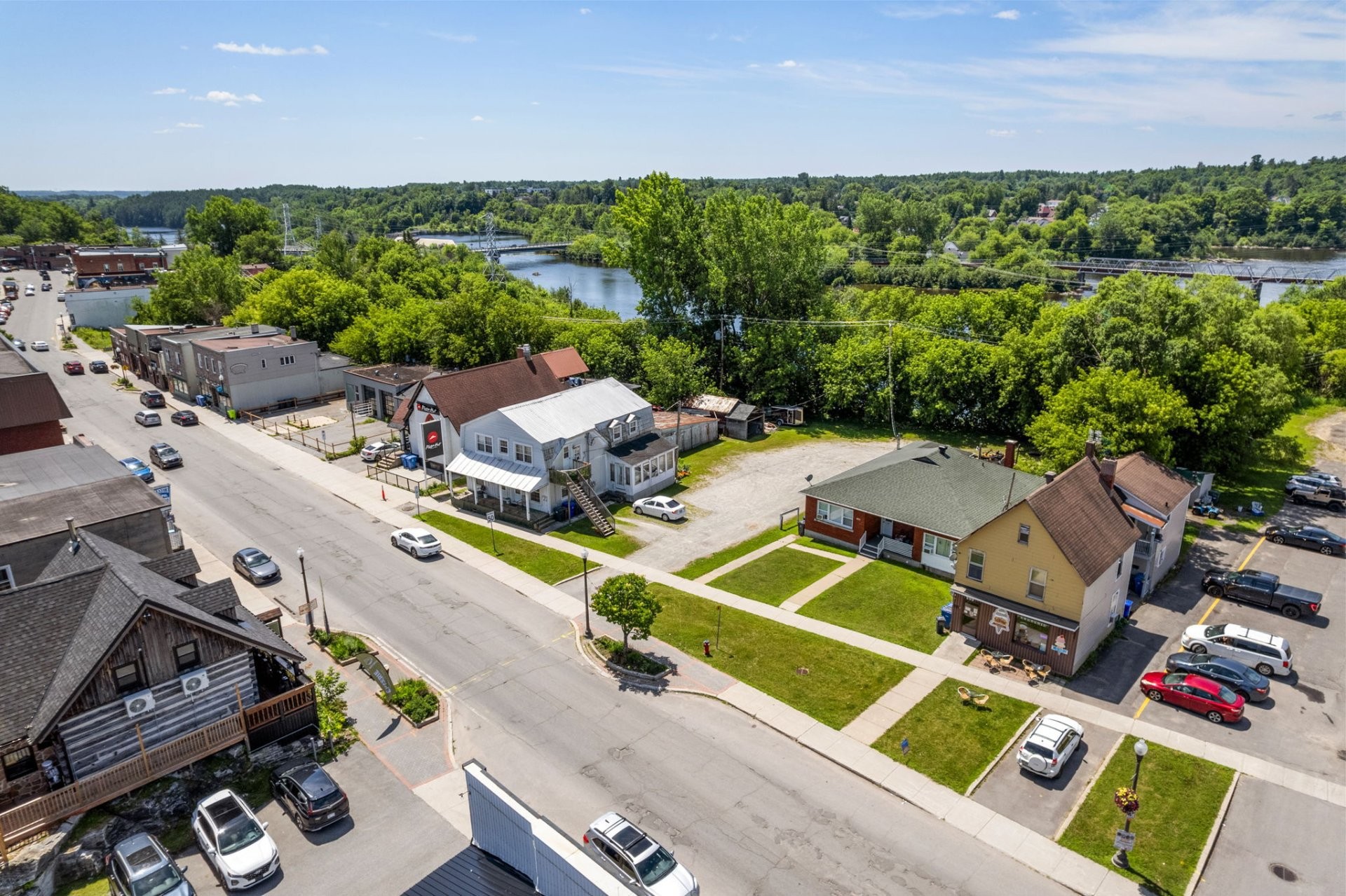 









401

 - 409


Av. de Buckingham

,
Gatineau (Buckingham),




QC
J8L2G8

