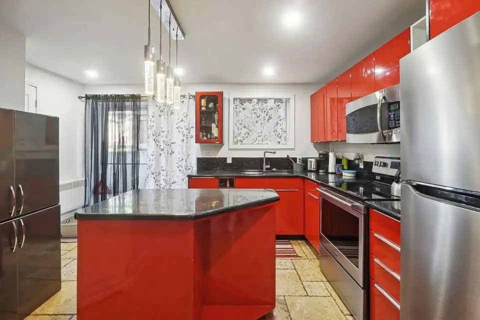









1217


Rue Gardenville

,
Longueuil (Le Vieux-Longueuil),




QC
J4J3B8

