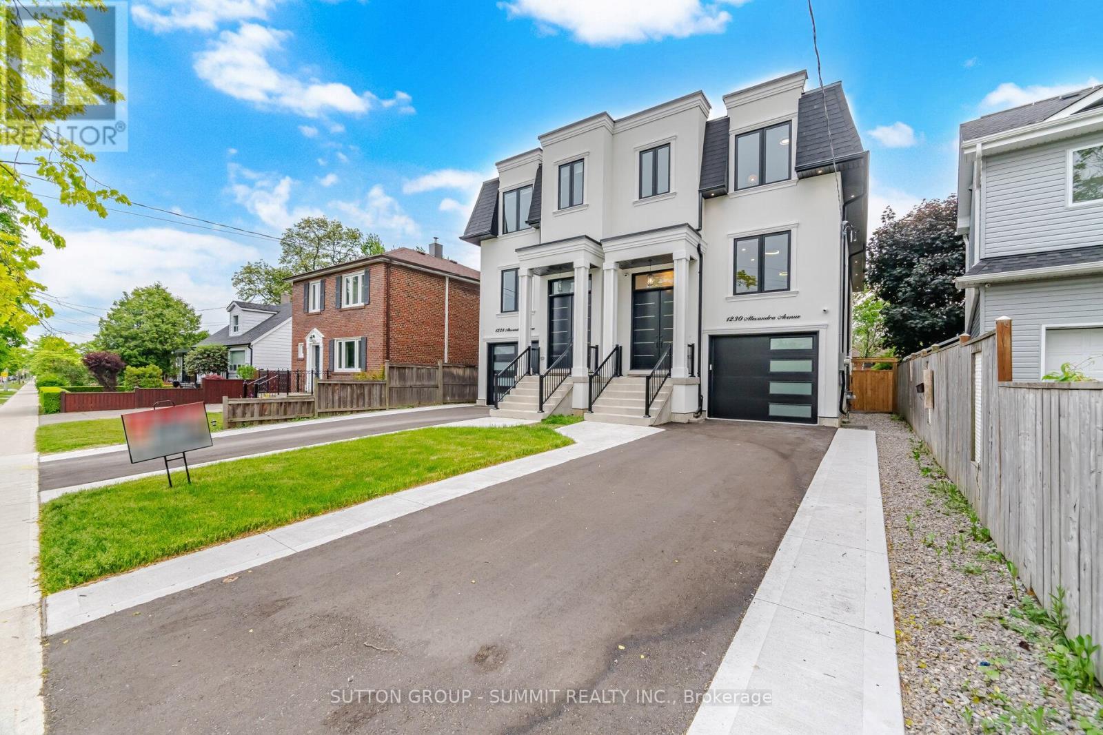 












1230 ALEXANDRA AVENUE

,
Mississauga,




Ontario
L5E2A5

