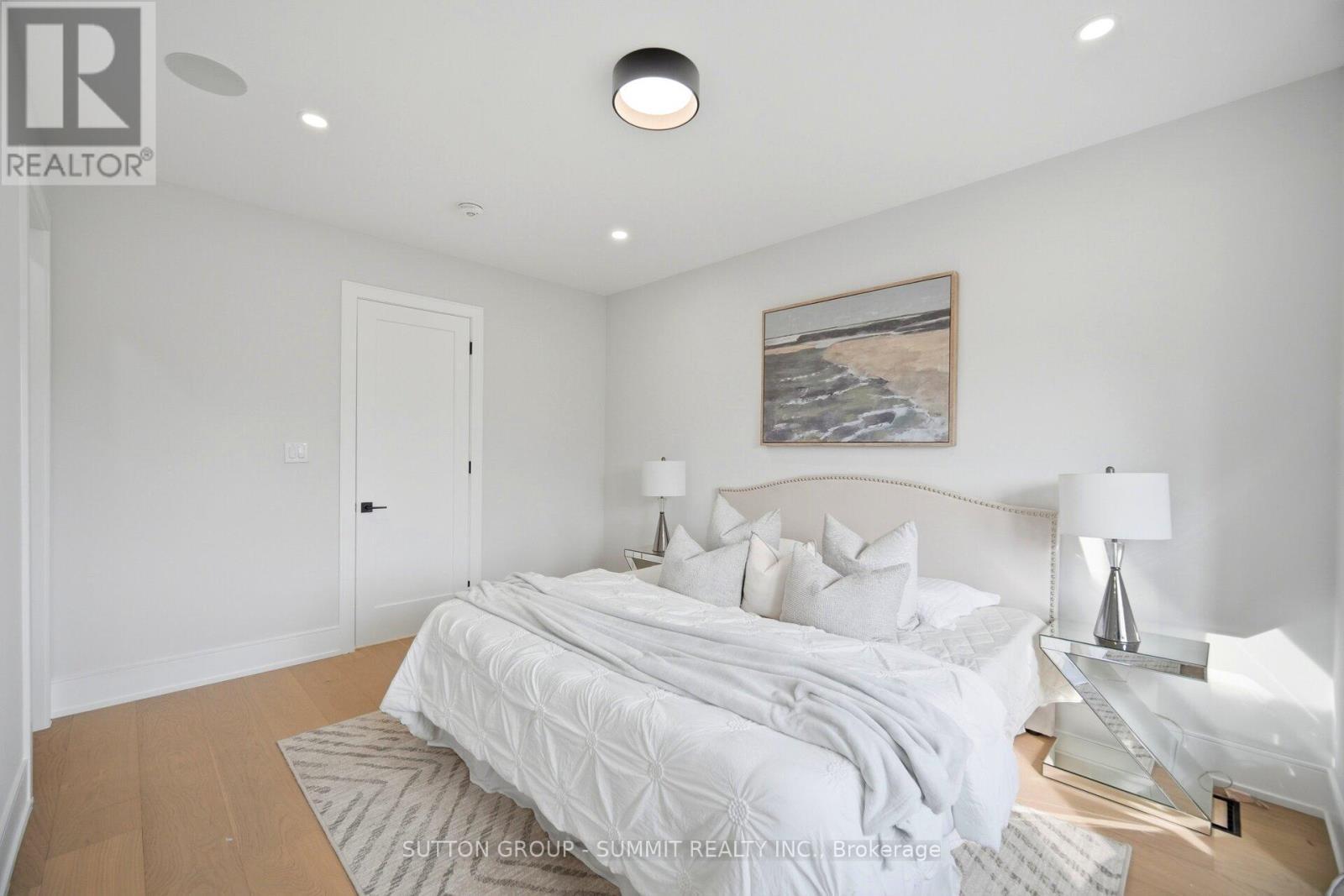 












1230 ALEXANDRA AVENUE

,
Mississauga,




Ontario
L5E2A5

