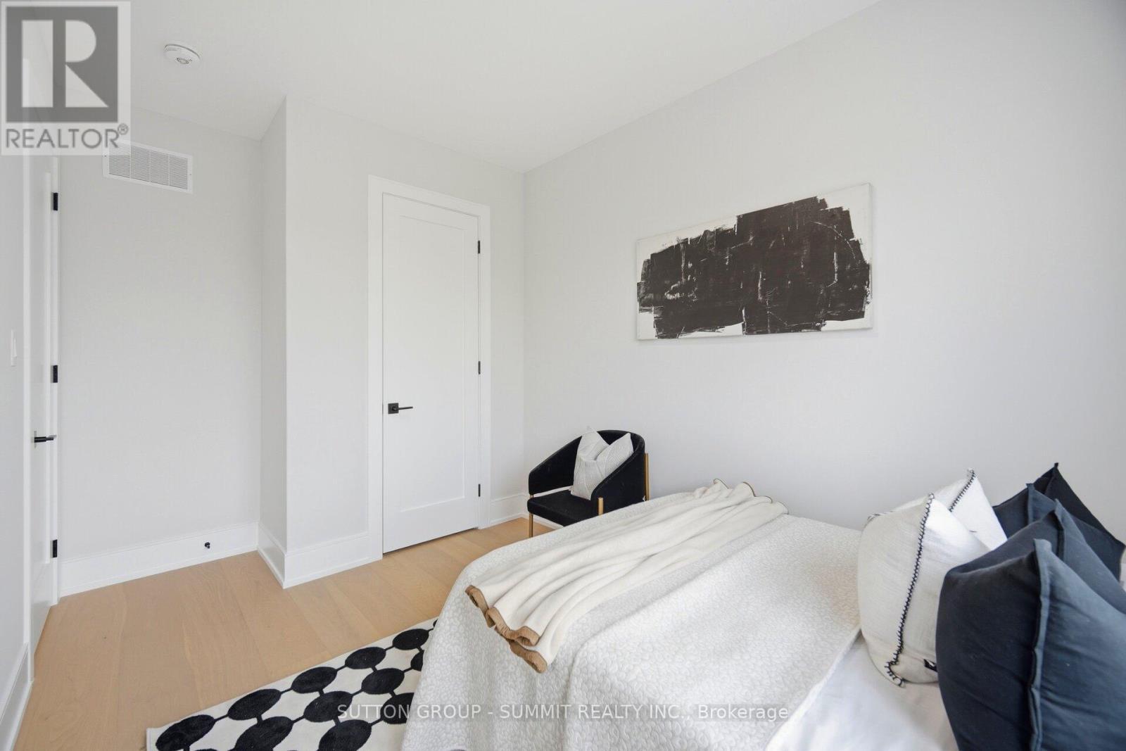 












1230 ALEXANDRA AVENUE

,
Mississauga,




Ontario
L5E2A5

