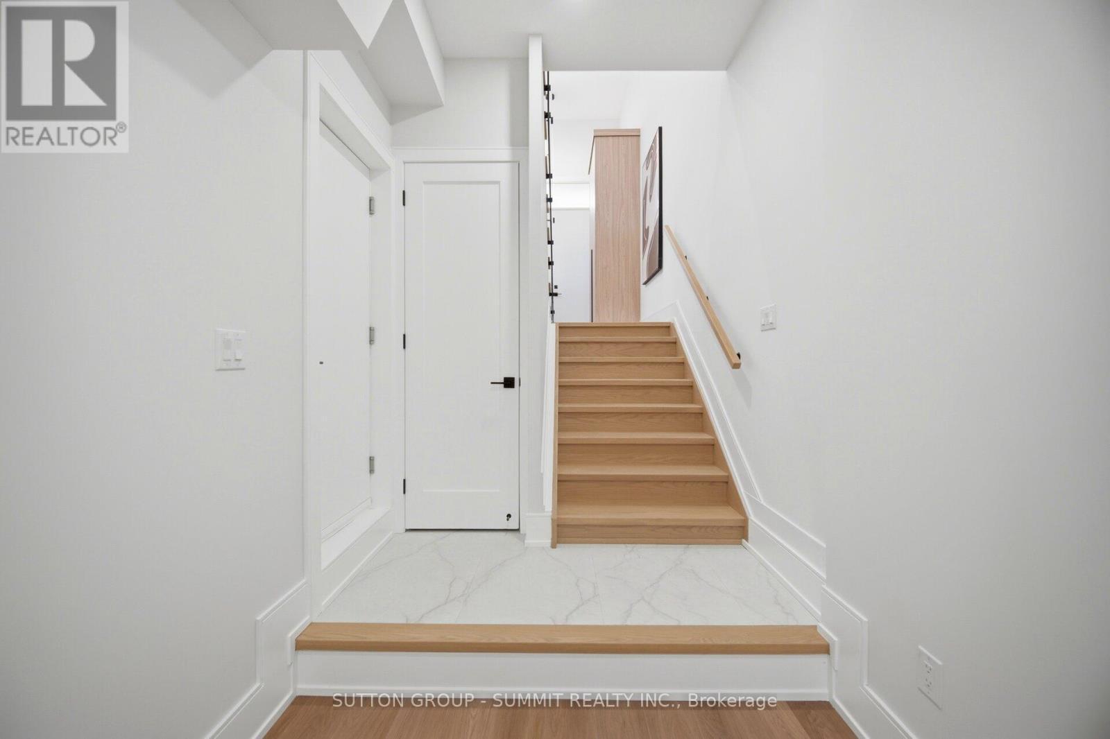 












1230 ALEXANDRA AVENUE

,
Mississauga,




Ontario
L5E2A5

