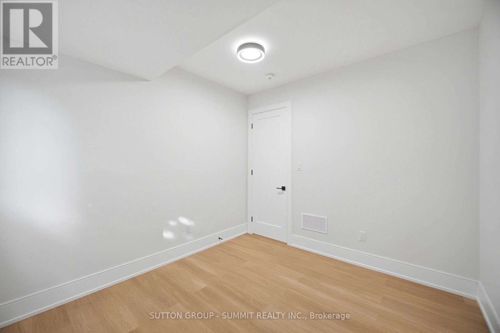 












1230 ALEXANDRA AVENUE

,
Mississauga,




Ontario
L5E2A5

