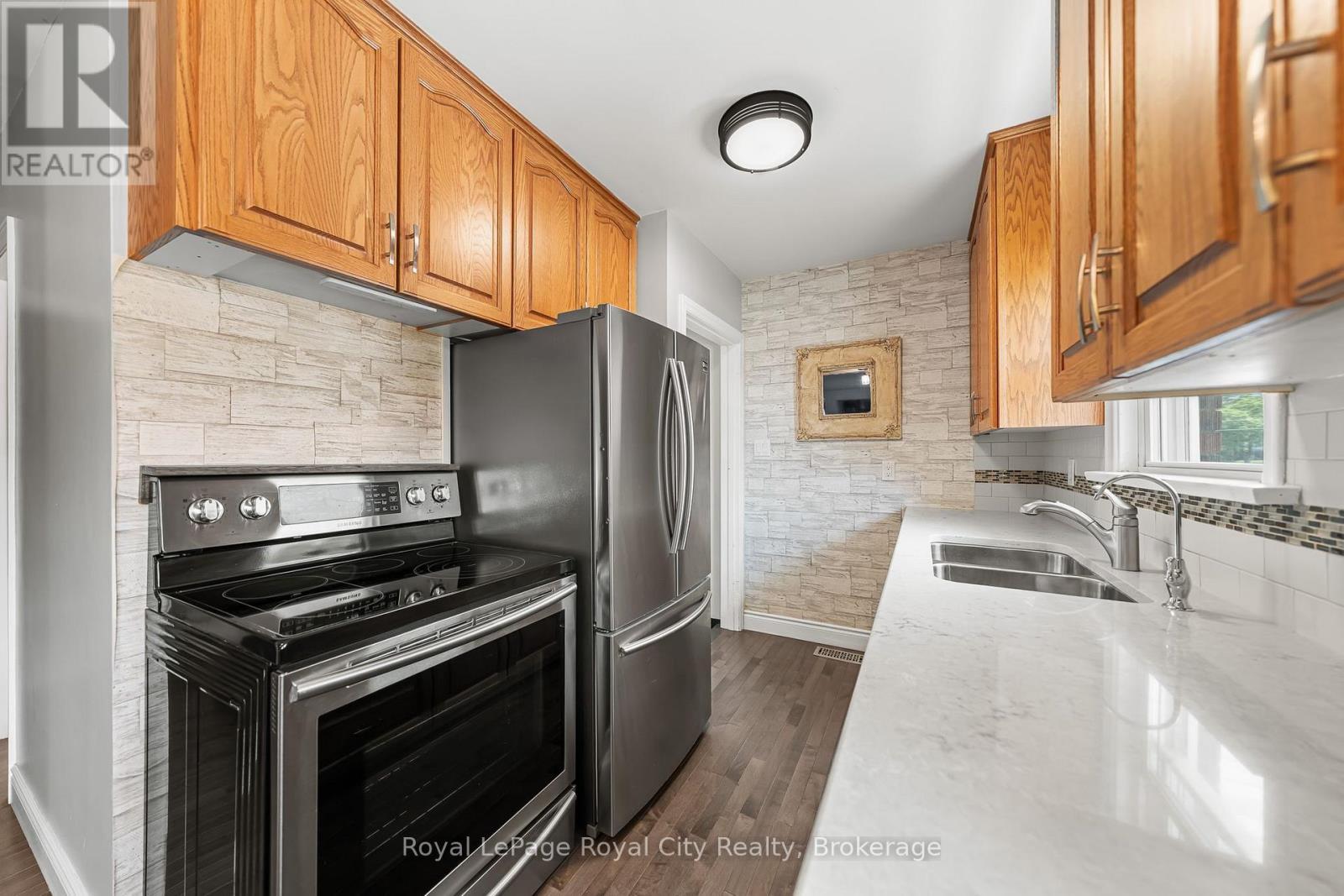 












281 METCALFE STREET

,
Guelph (General Hospital),




Ontario
N1E4Z2

