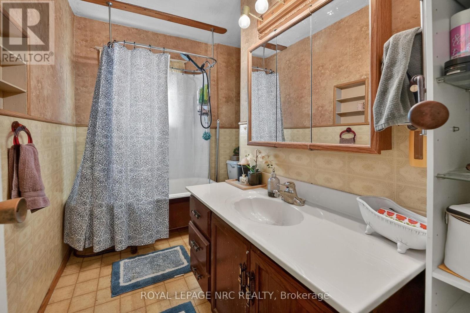 












146 CARLTON STREET

,
St. Catharines (Downtown),




Ontario
L2R1R7


