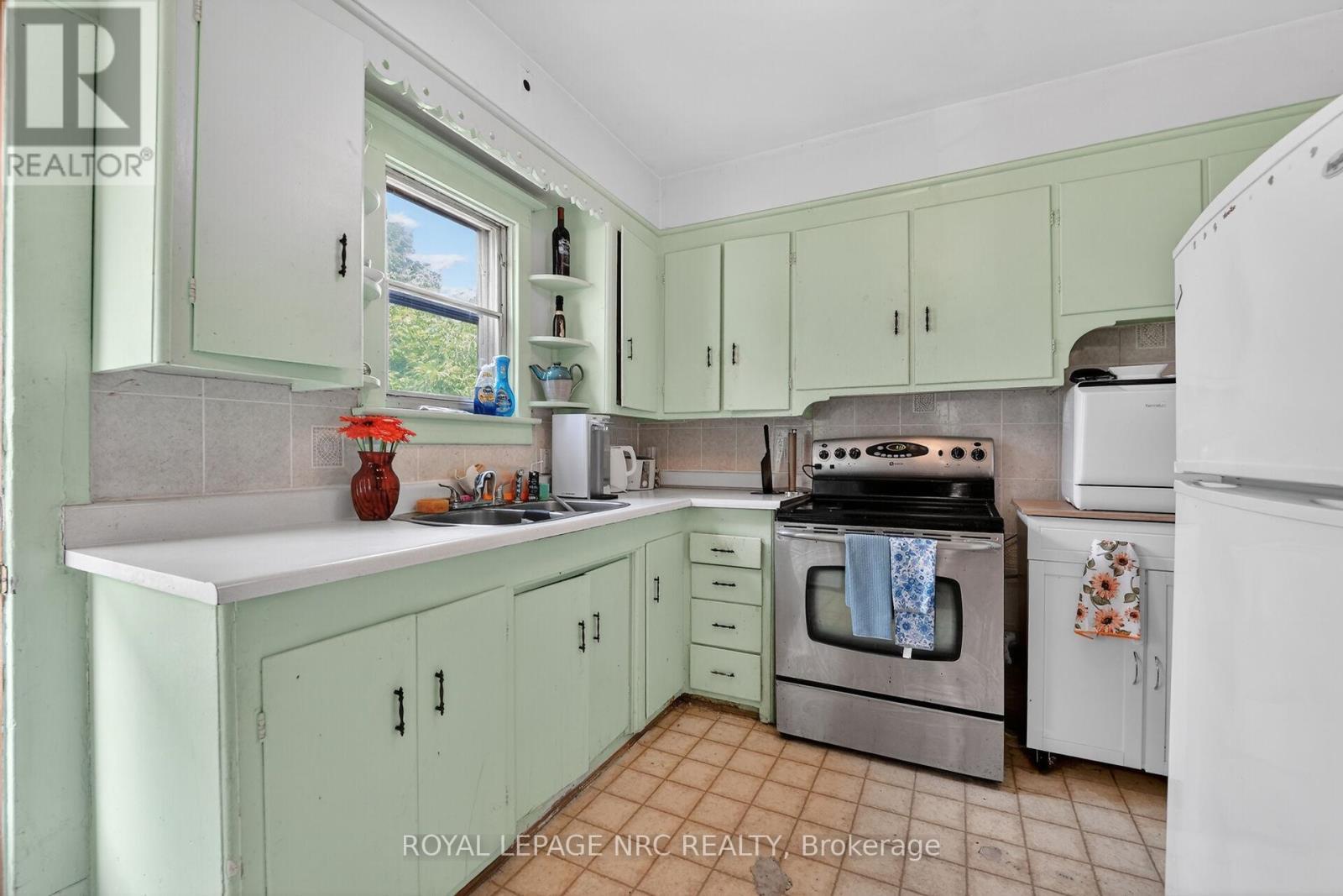 












146 CARLTON STREET

,
St. Catharines (Downtown),




Ontario
L2R1R7

