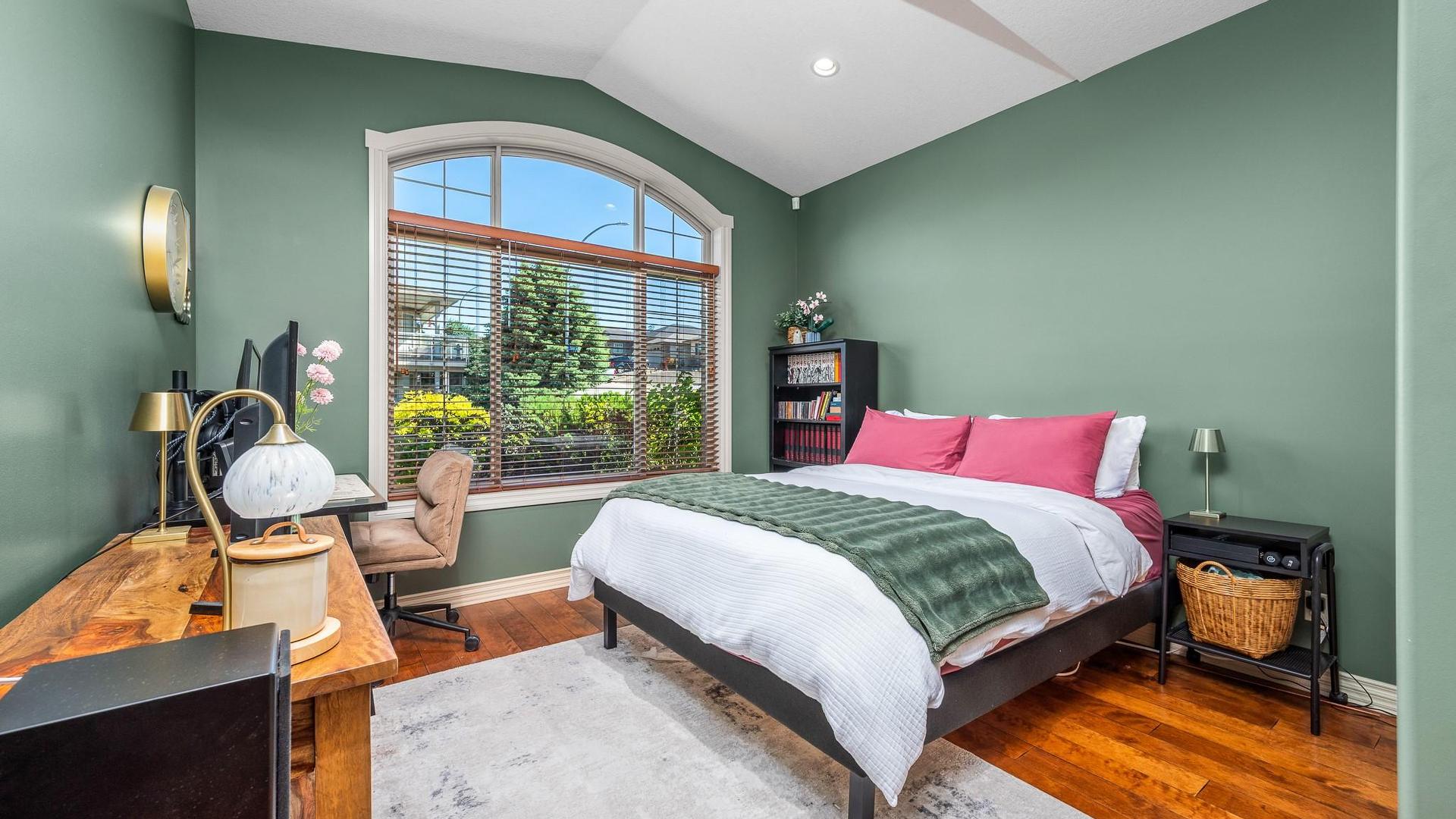 









904


33

Avenue,
Vernon,




BC
V1T 9V7


