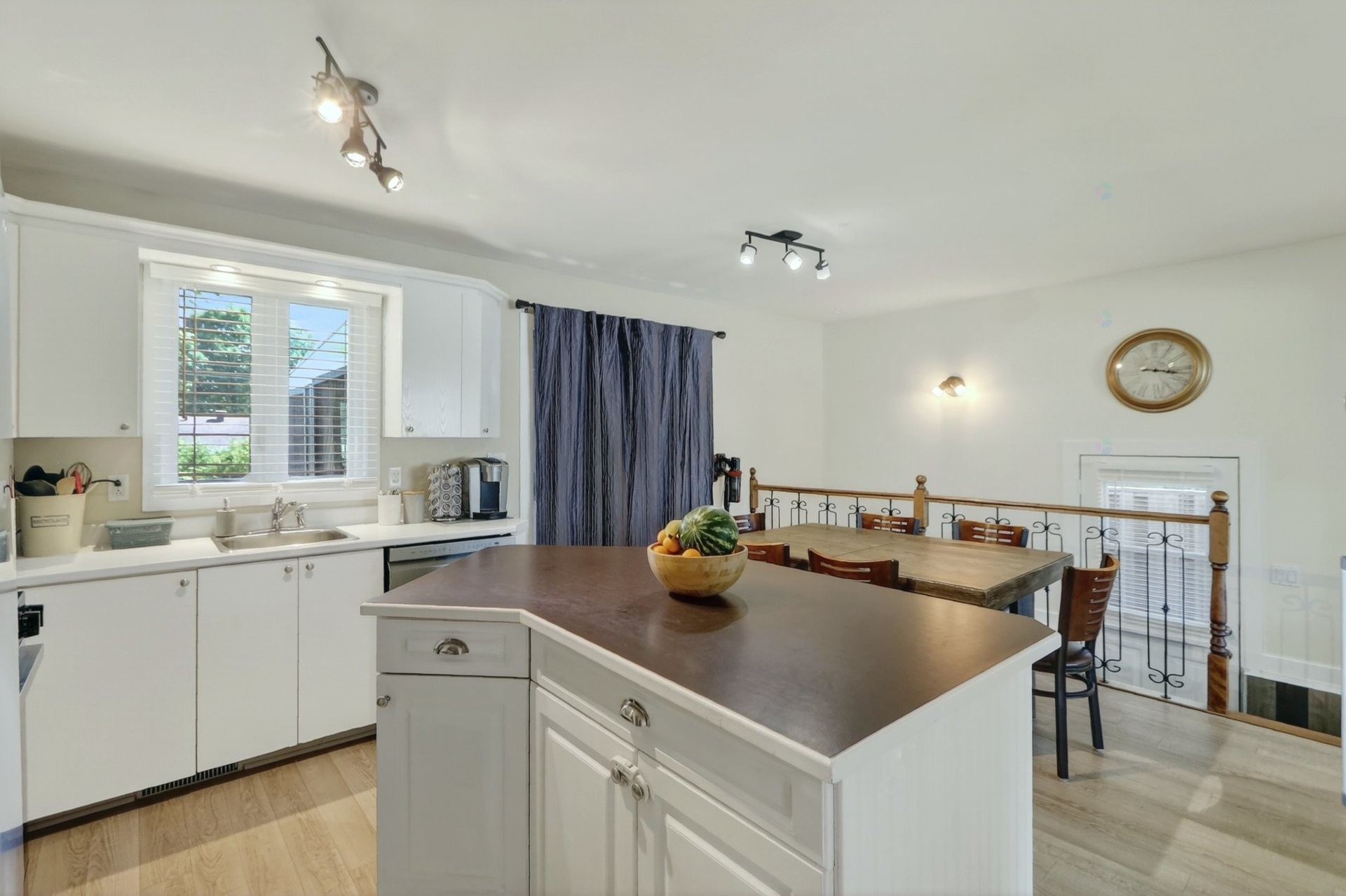









907


Rue Desjardins

,
Saint-Jérôme,




QC
J5L1K9

