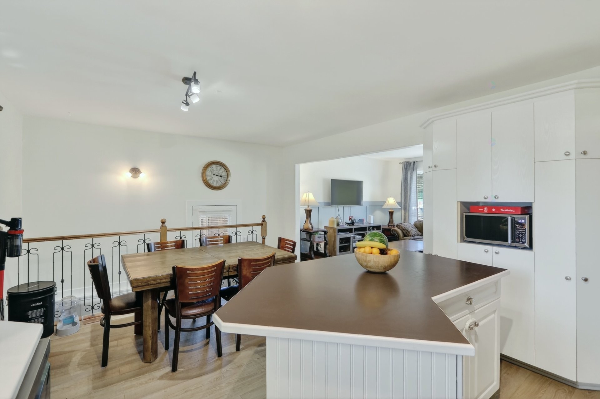 









907


Rue Desjardins

,
Saint-Jérôme,




QC
J5L1K9

