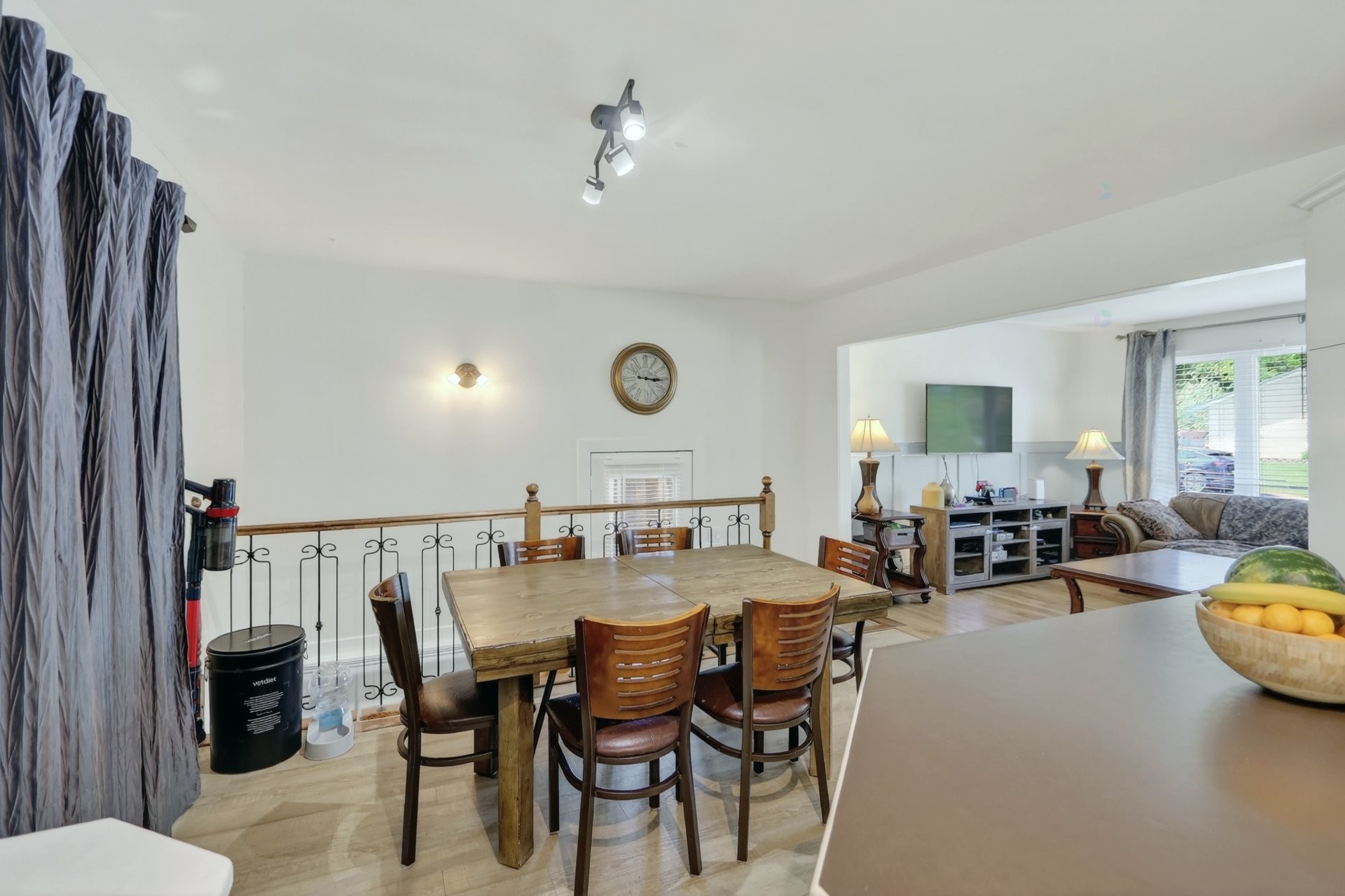 









907


Rue Desjardins

,
Saint-Jérôme,




QC
J5L1K9

