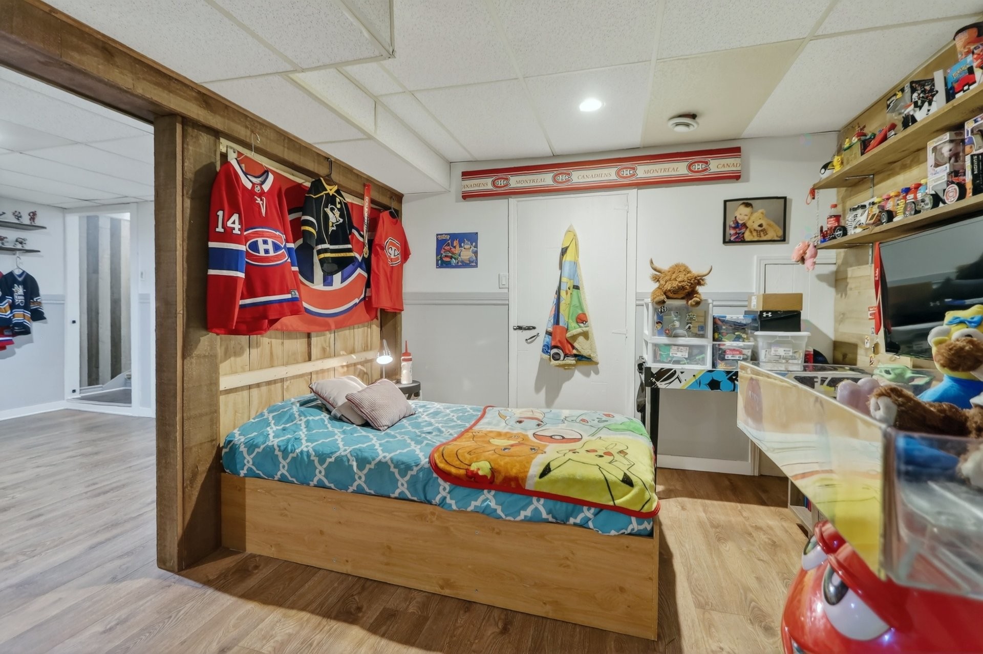 









907


Rue Desjardins

,
Saint-Jérôme,




QC
J5L1K9

