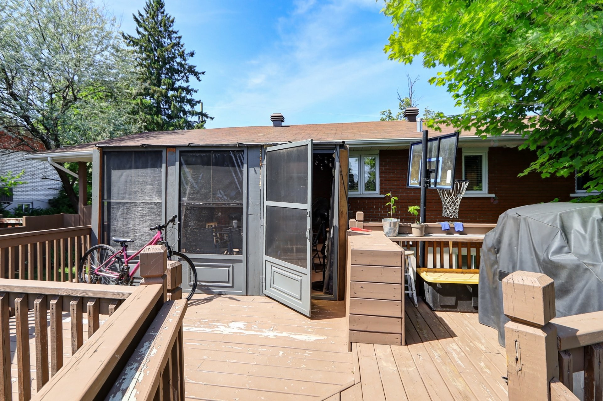 









907


Rue Desjardins

,
Saint-Jérôme,




QC
J5L1K9

