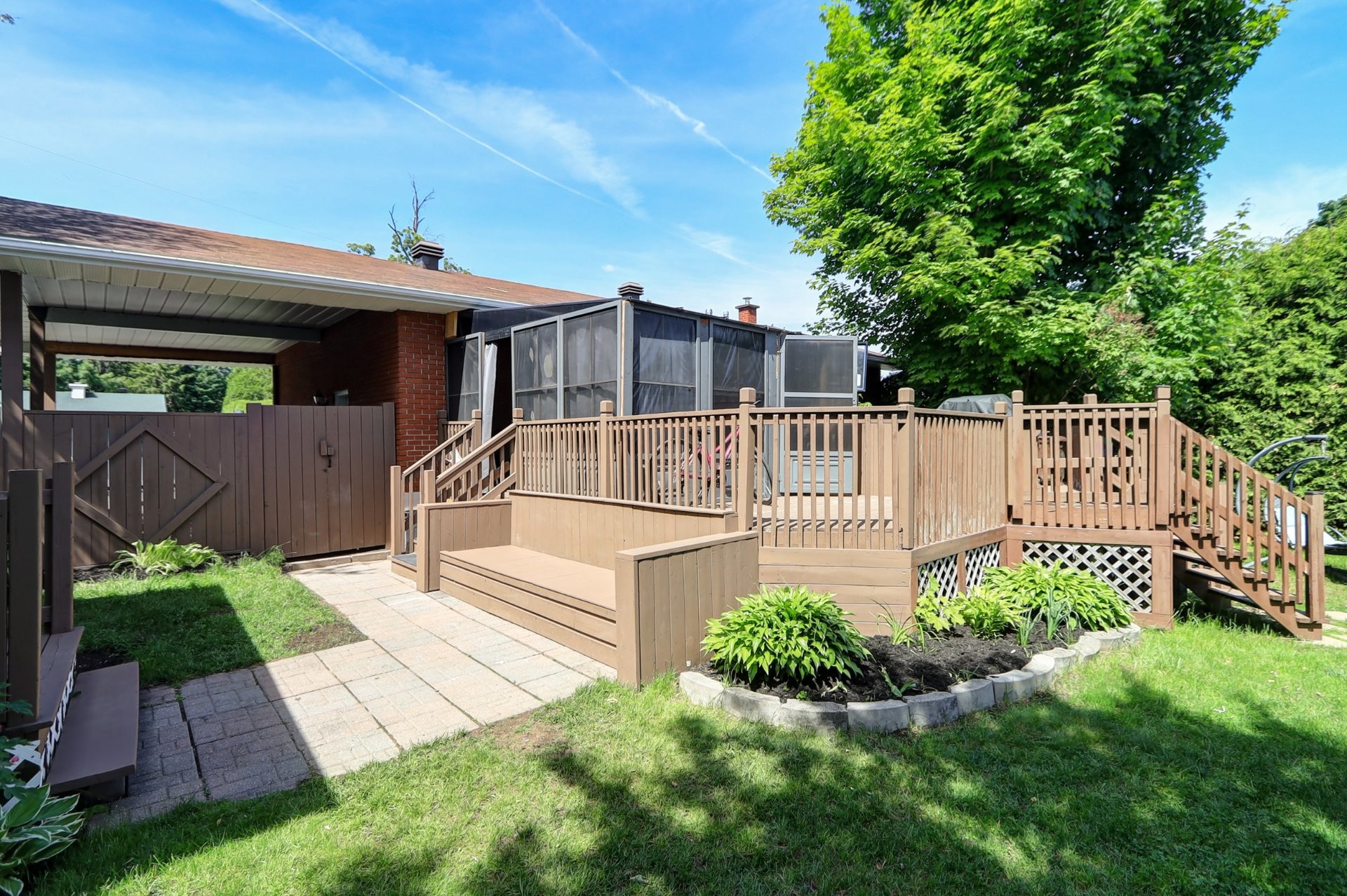 









907


Rue Desjardins

,
Saint-Jérôme,




QC
J5L1K9

