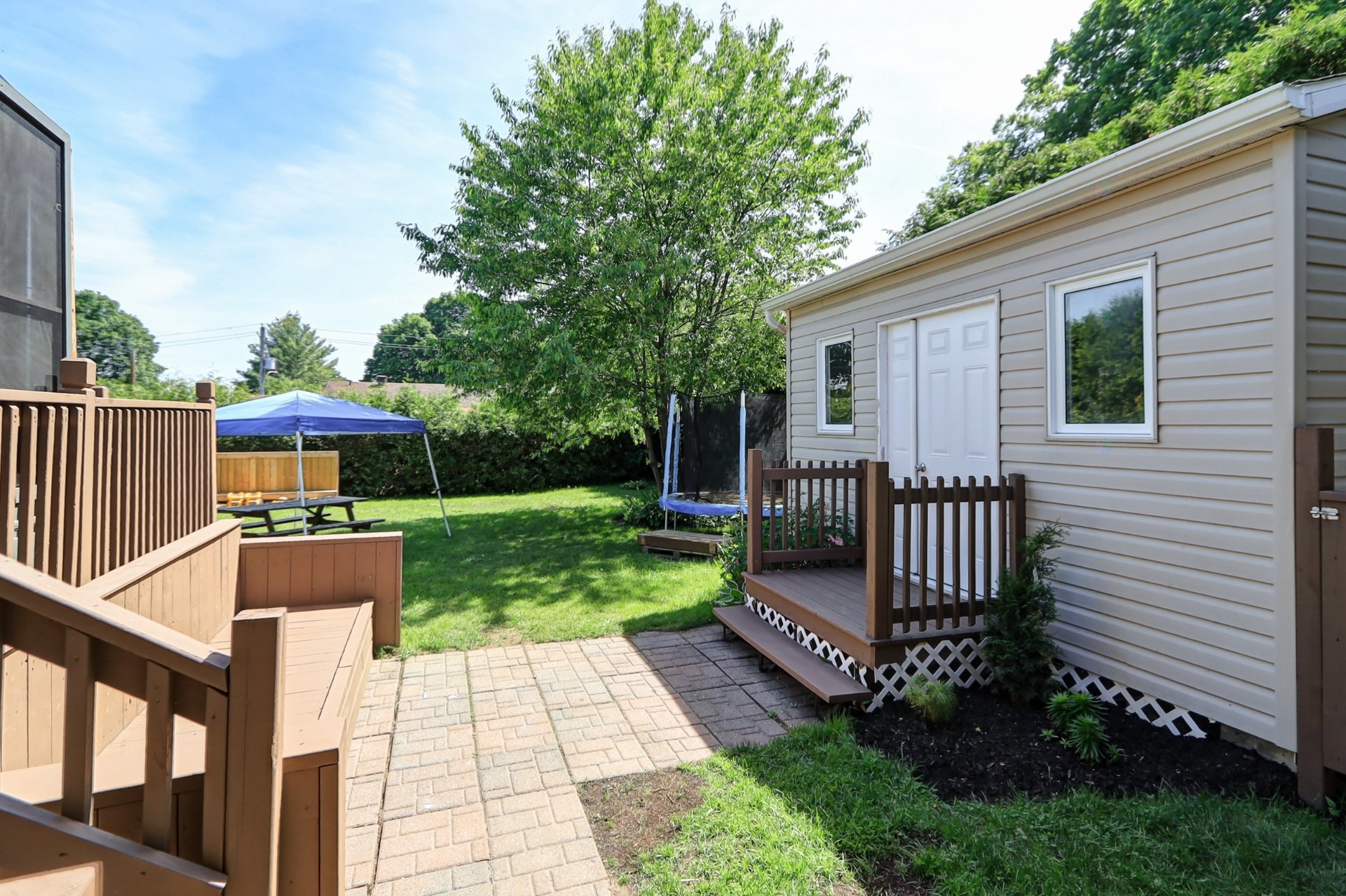 









907


Rue Desjardins

,
Saint-Jérôme,




QC
J5L1K9

