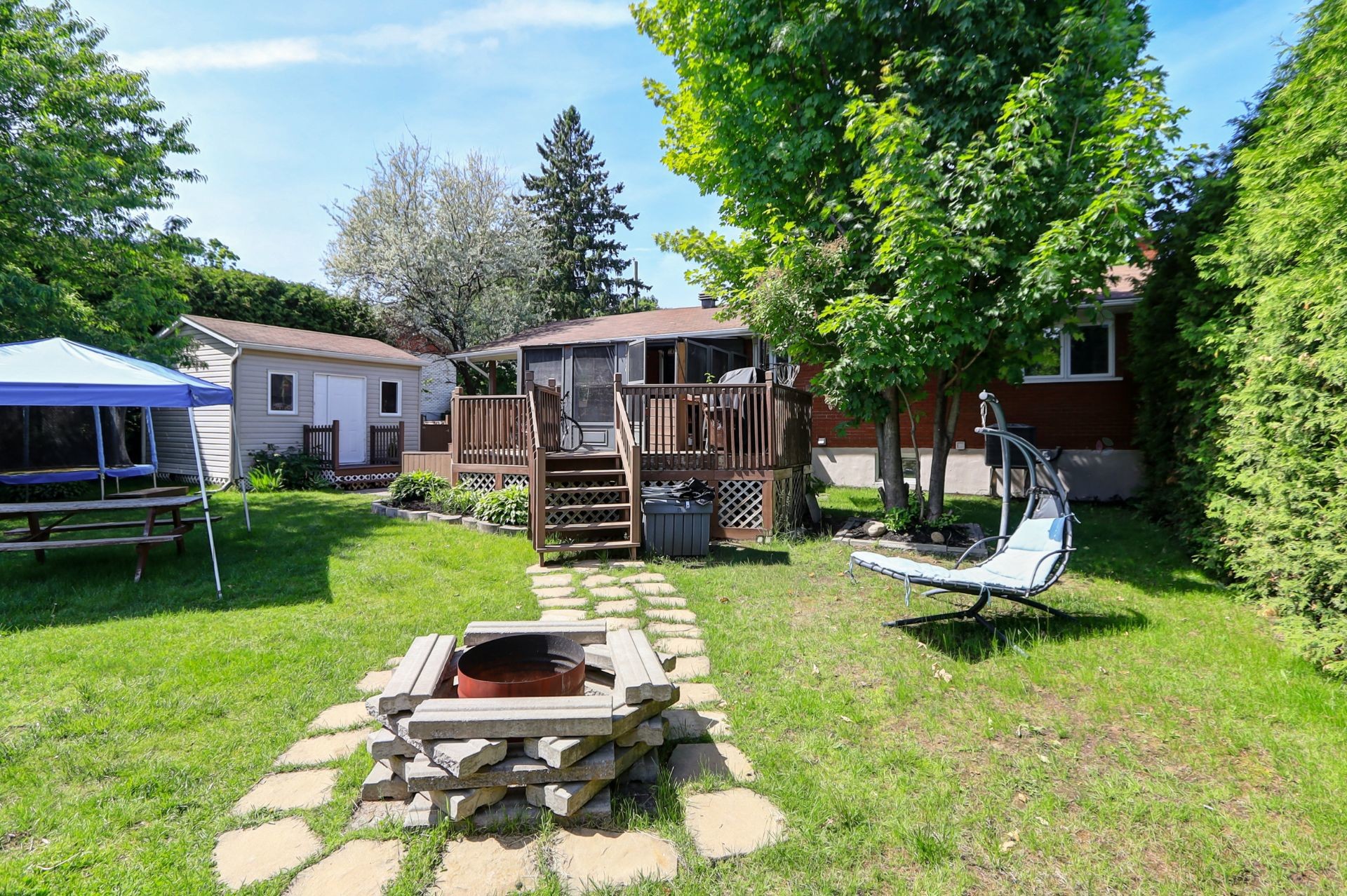 









907


Rue Desjardins

,
Saint-Jérôme,




QC
J5L1K9

