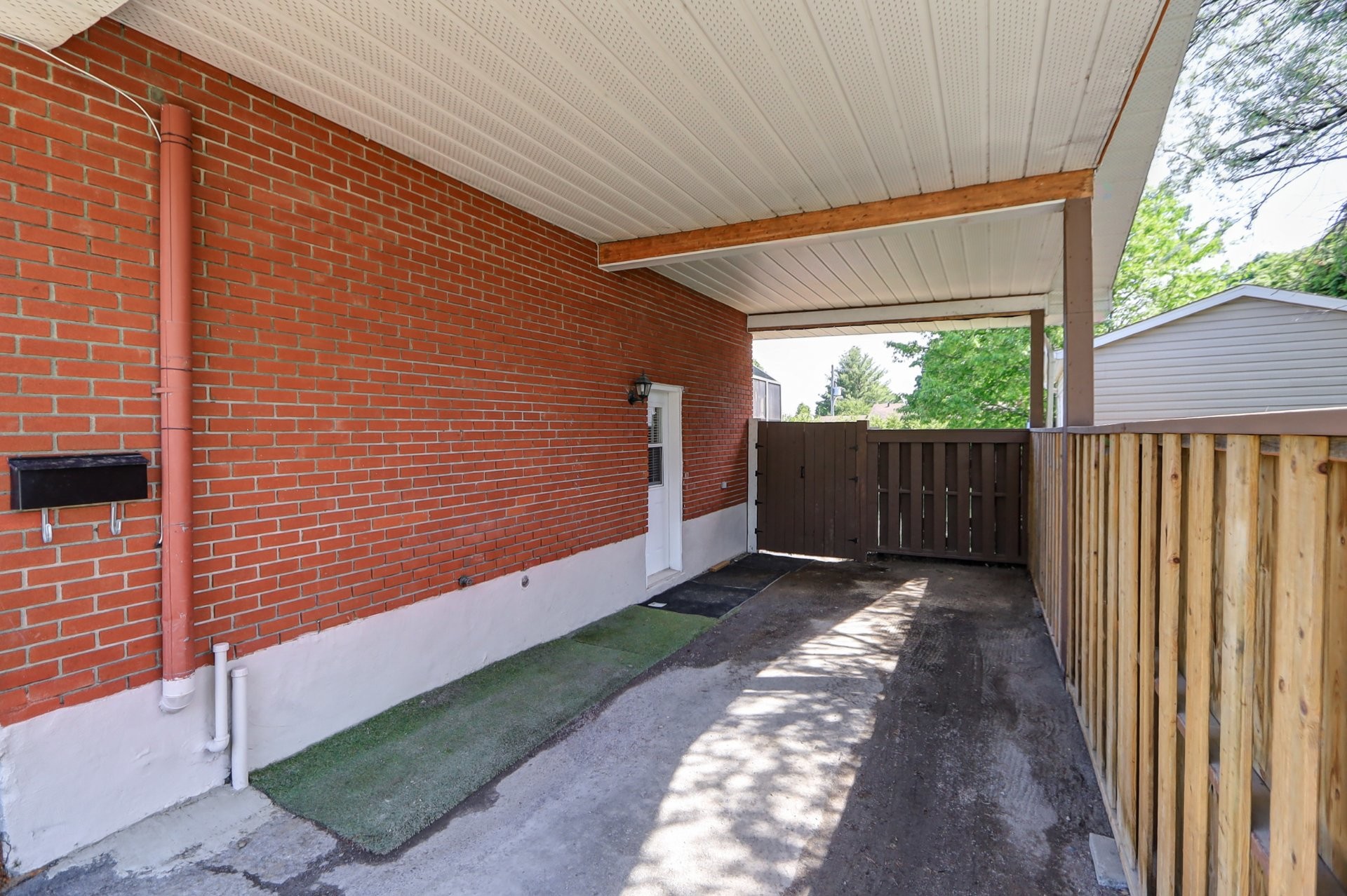 









907


Rue Desjardins

,
Saint-Jérôme,




QC
J5L1K9

