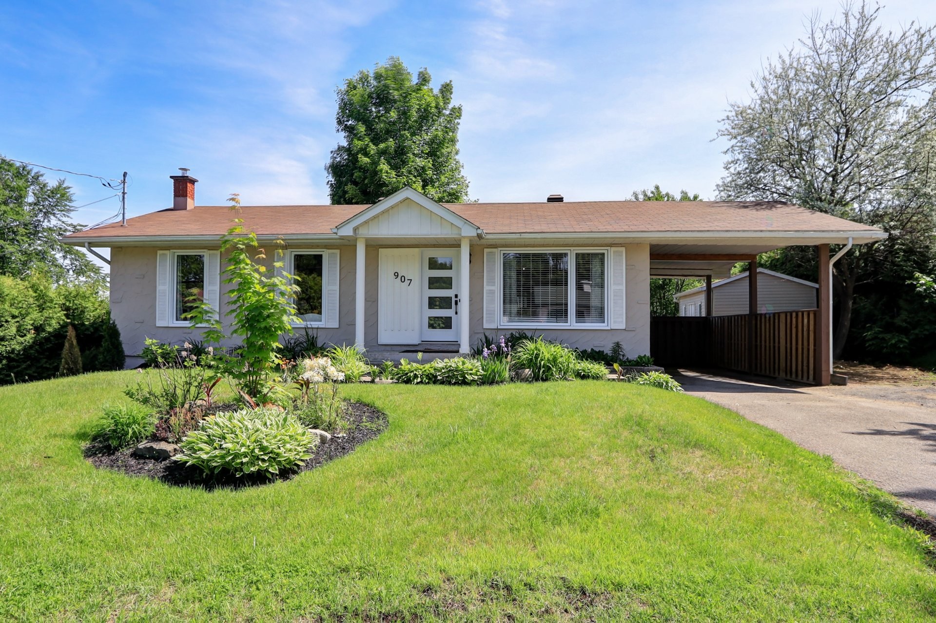 









907


Rue Desjardins

,
Saint-Jérôme,




QC
J5L1K9

