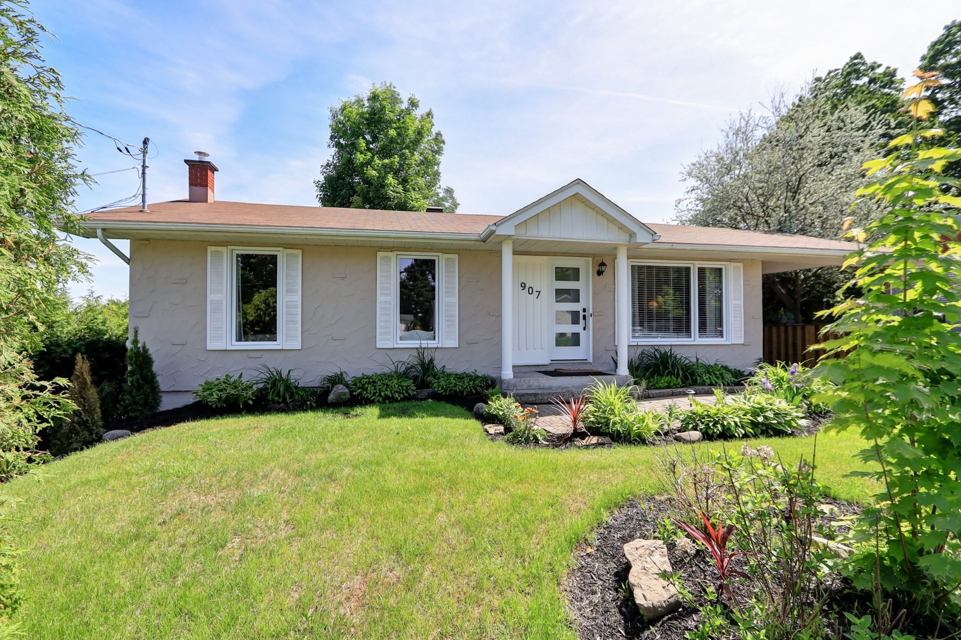 









907


Rue Desjardins

,
Saint-Jérôme,




QC
J5L1K9

