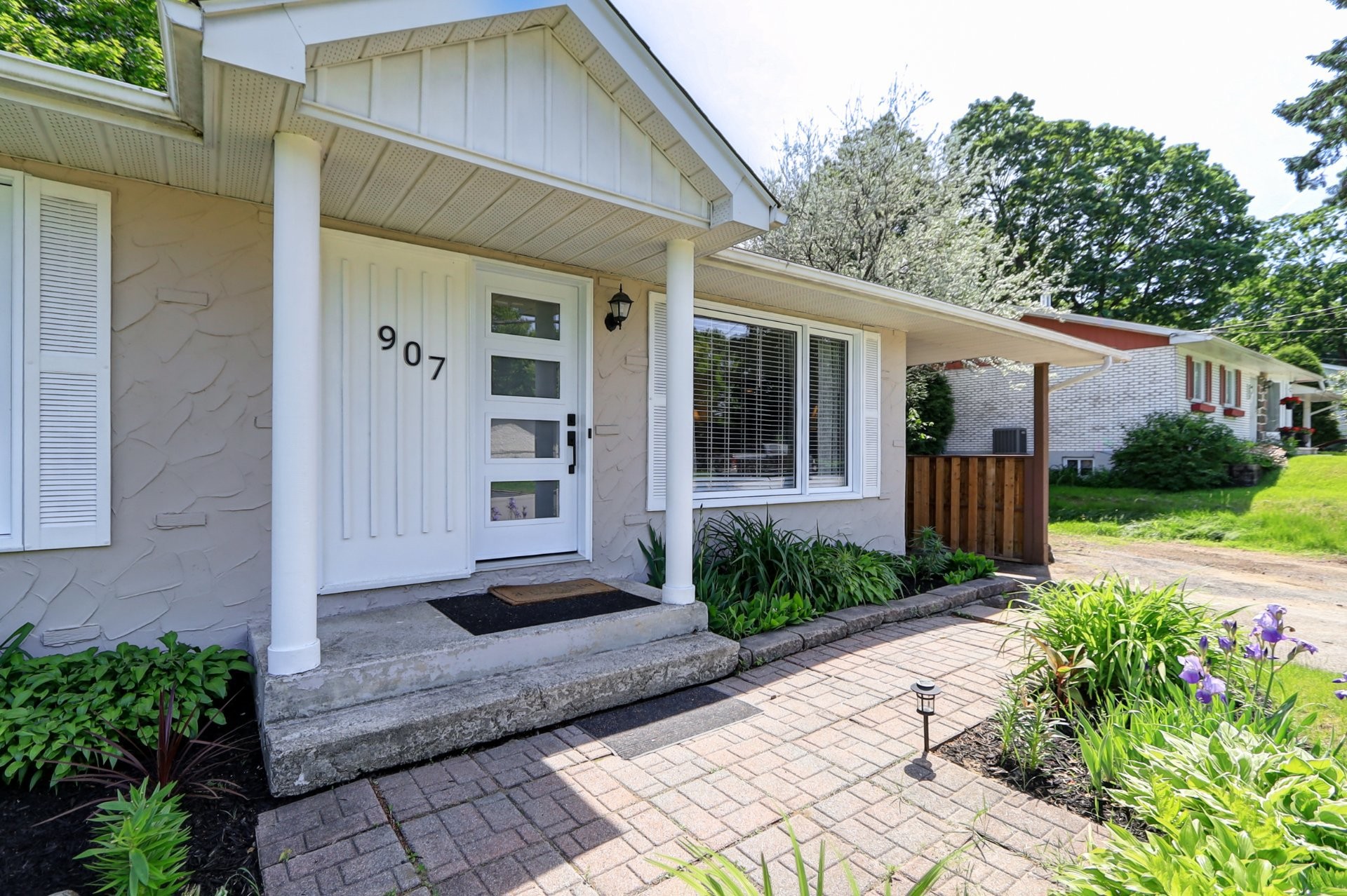 









907


Rue Desjardins

,
Saint-Jérôme,




QC
J5L1K9


