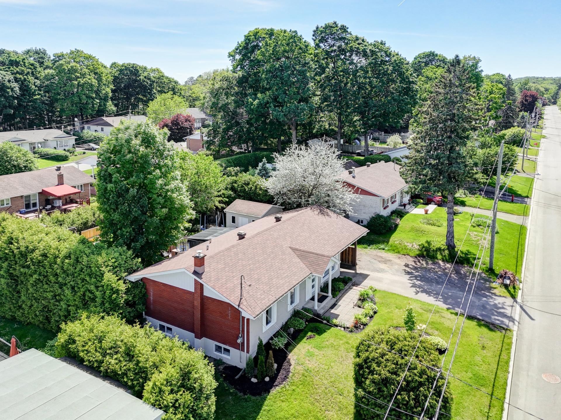 









907


Rue Desjardins

,
Saint-Jérôme,




QC
J5L1K9

