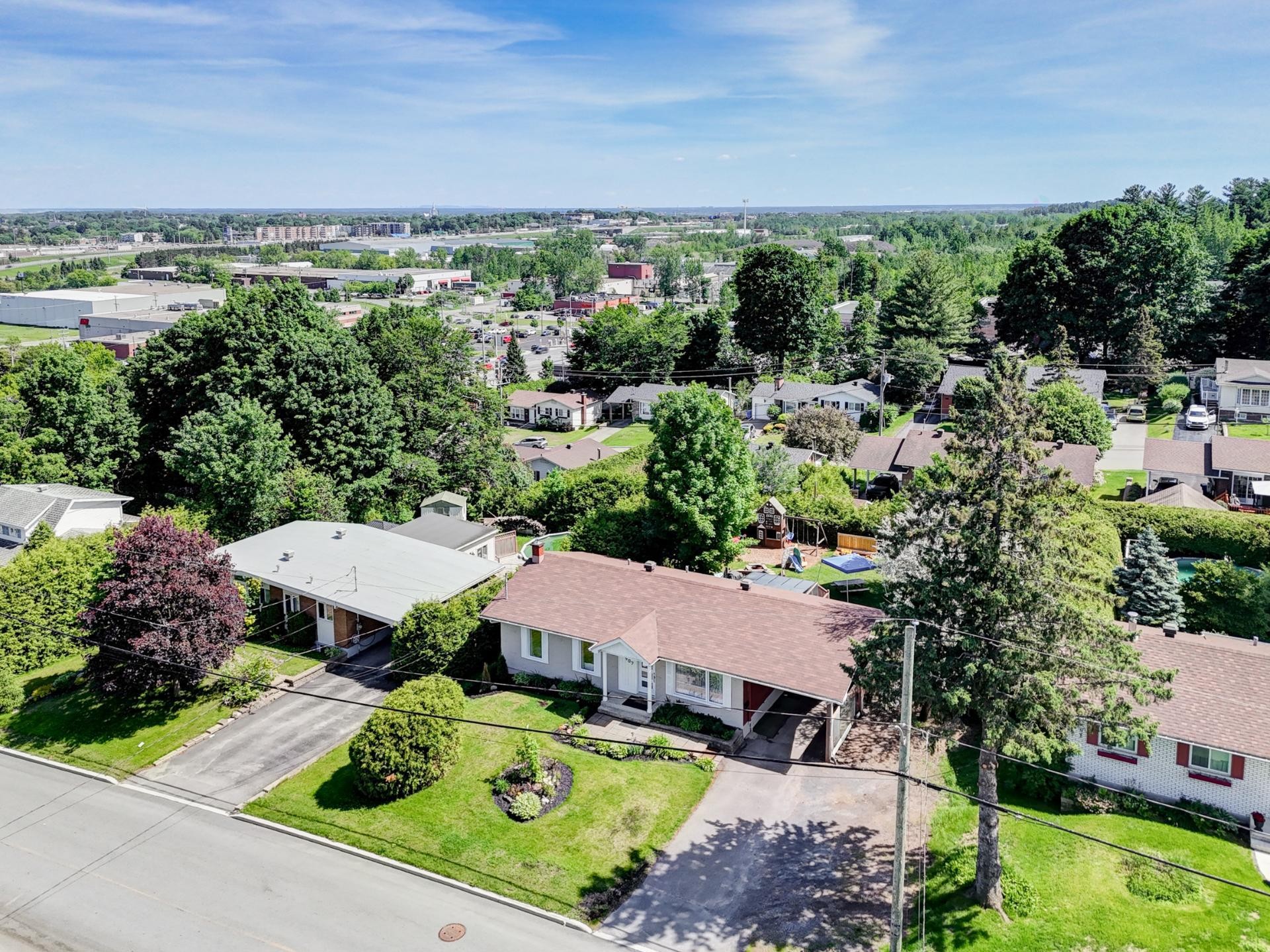 









907


Rue Desjardins

,
Saint-Jérôme,




QC
J5L1K9


