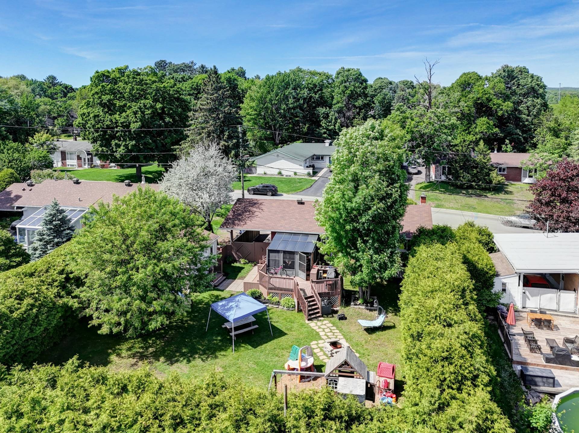 









907


Rue Desjardins

,
Saint-Jérôme,




QC
J5L1K9

