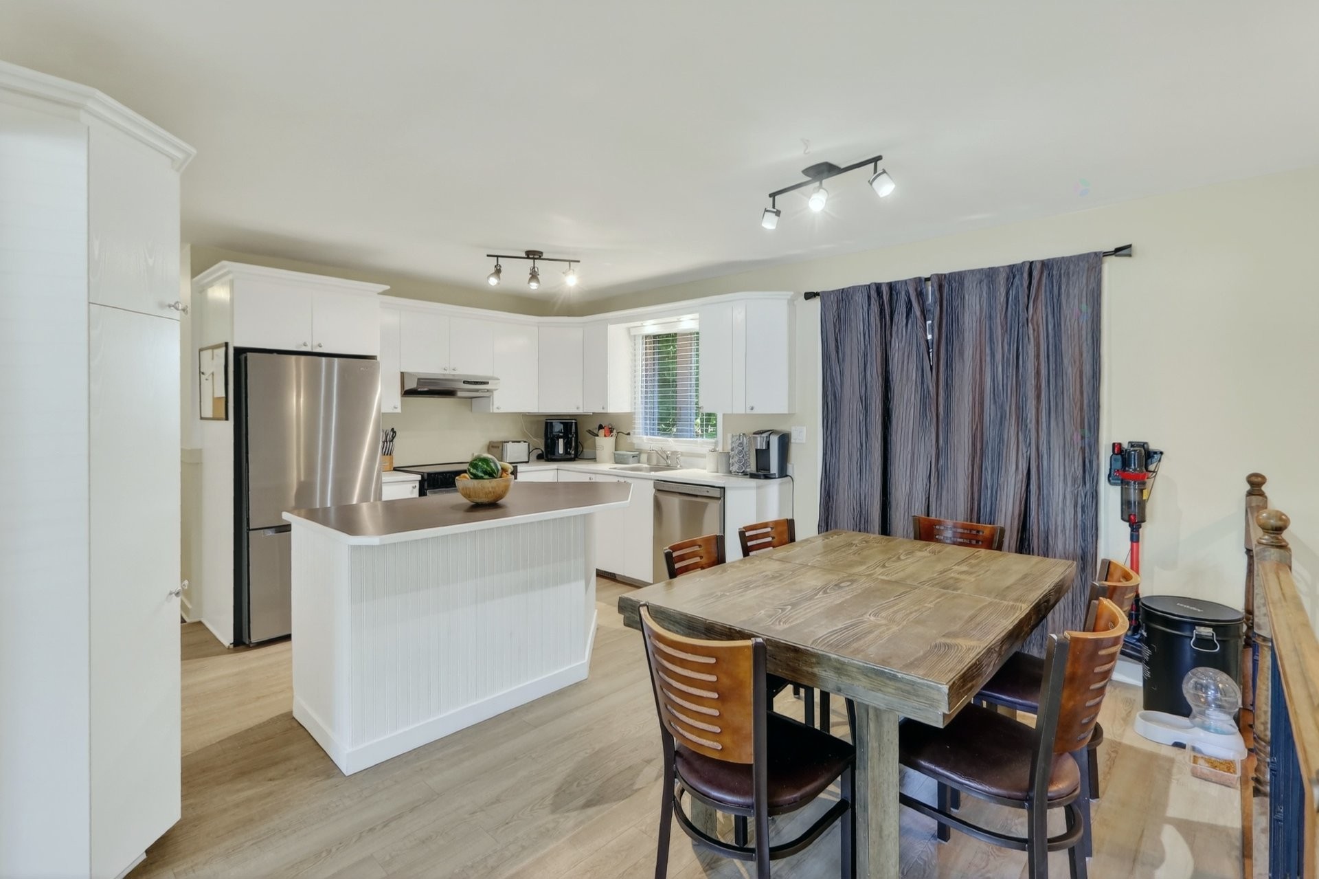 









907


Rue Desjardins

,
Saint-Jérôme,




QC
J5L1K9

