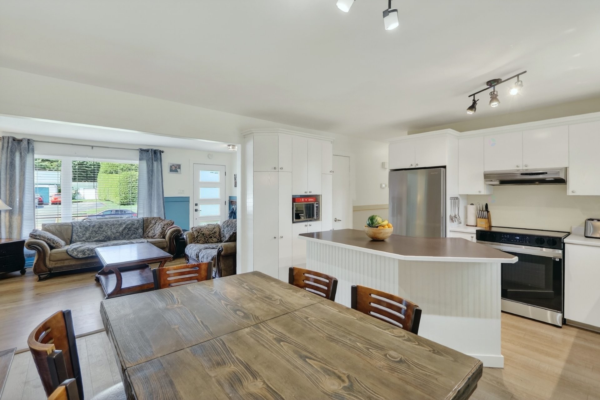 









907


Rue Desjardins

,
Saint-Jérôme,




QC
J5L1K9

